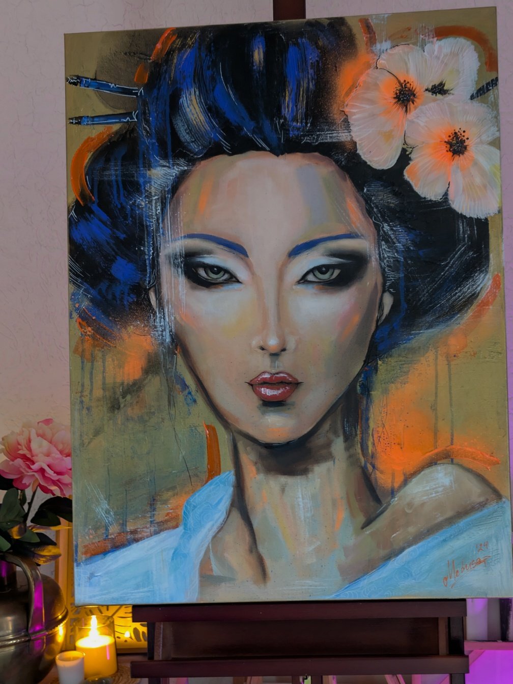 Tableau contemporain La Geisha Dorée, portrait d’une geisha japonaise réalisé en acrylique, avec des teintes dorées, bleues et orange, sur une toile de 60x80 cm.