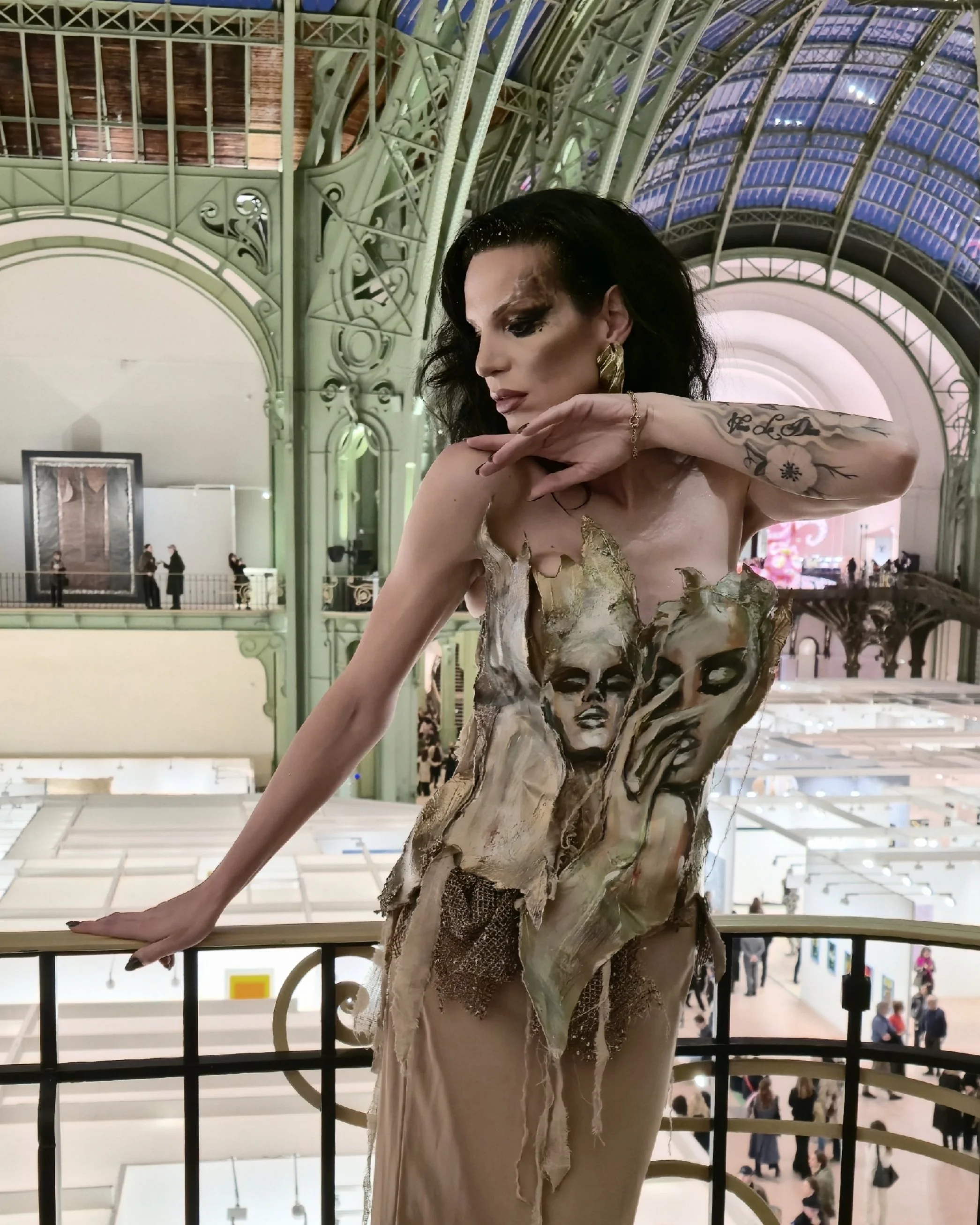 medusa-divine-art-la-peau-nouvelle-corset-vivant-art-basel-paris-2025-grand-palais-ephemere.jpg