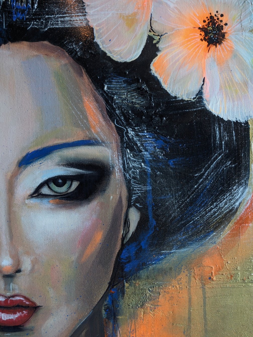 Tableau contemporain La Geisha Dorée, portrait d’une geisha japonaise réalisé en acrylique, avec des teintes dorées, bleues et orange, sur une toile de 60x80 cm.