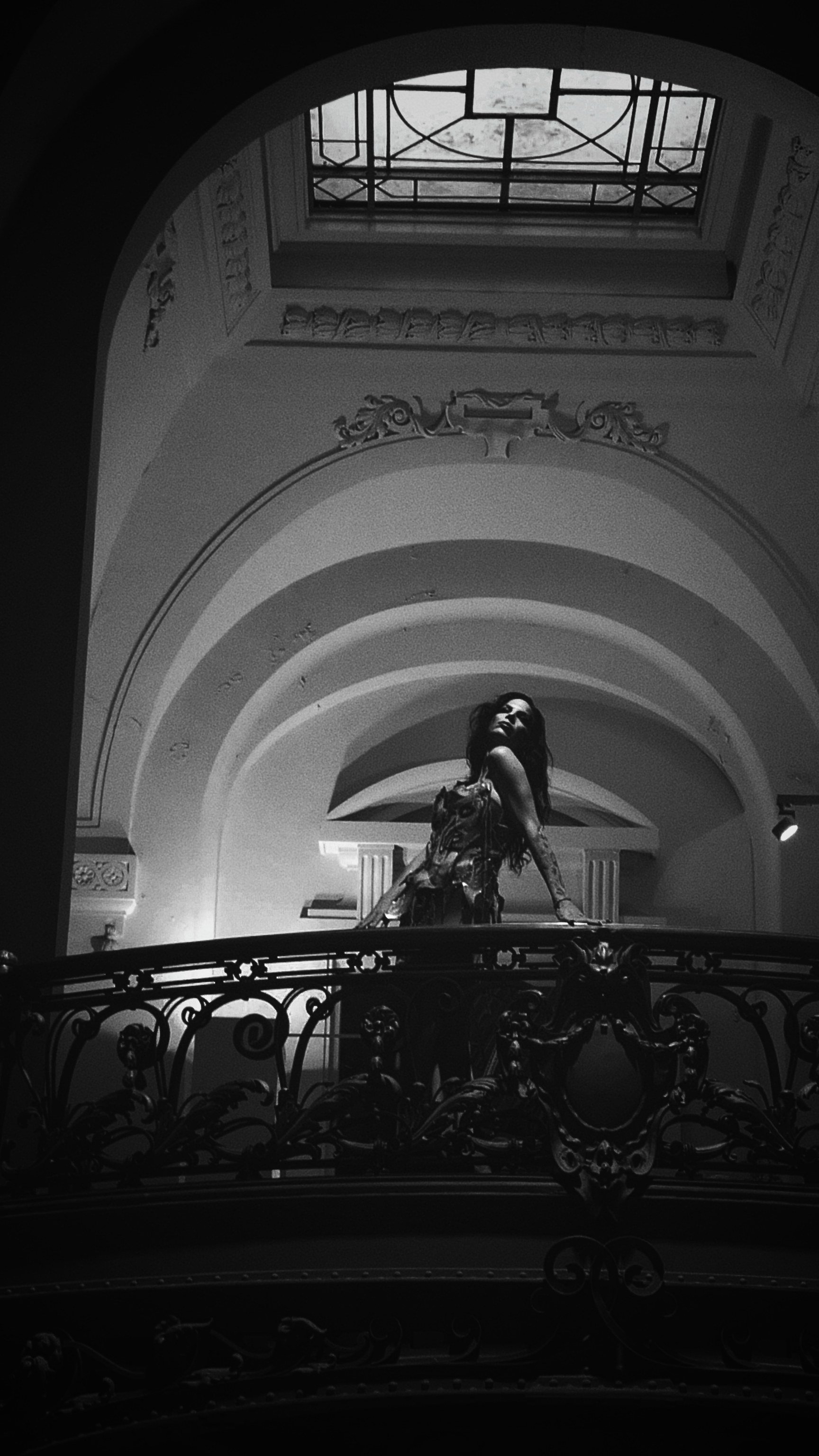 Medusa Divine Art dans Le Corset Vivant, photographie en noir et blanc capturant la puissance sacrée et la tension du rituel au Grand Palais Éphémère.

