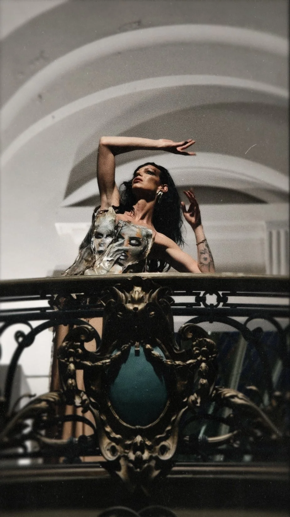 Medusa Divine Art au Grand Palais Éphémère pendant Art Basel Paris 2025, portant La Peau Nouvelle — Le Corset Vivant, œuvre vivante mêlant peinture, chair et mémoire.