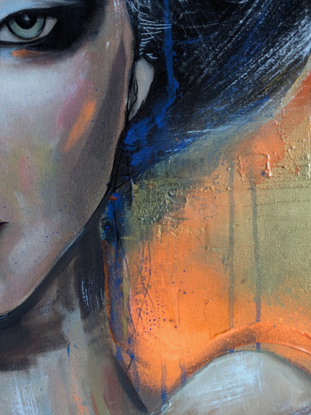 Tableau contemporain La Geisha Dorée, portrait d’une geisha japonaise réalisé en acrylique, avec des teintes dorées, bleues et orange, sur une toile de 60x80 cm.