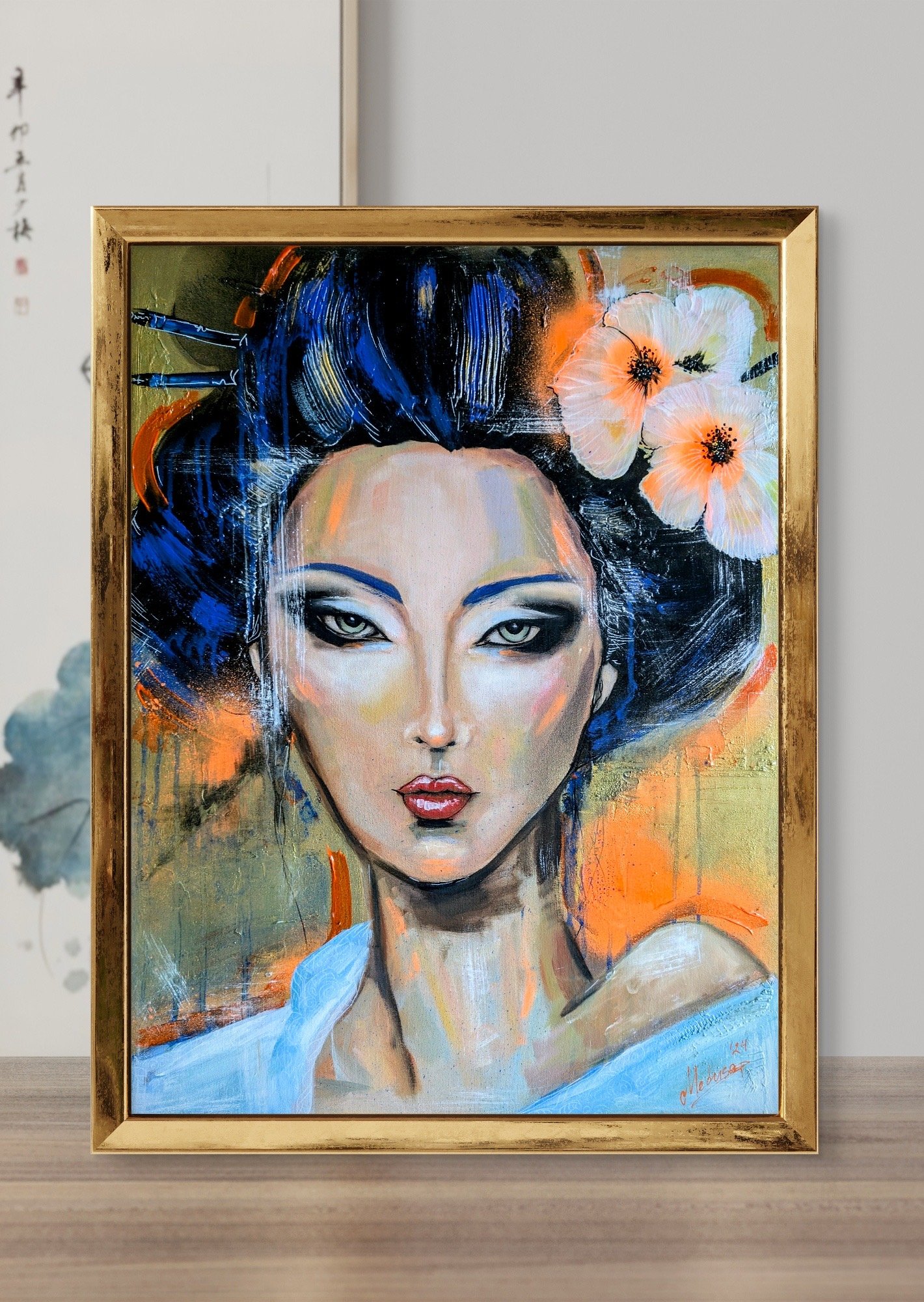 Tableau contemporain La Geisha Dorée, portrait d’une geisha japonaise réalisé en acrylique, avec des teintes dorées, bleues et orange, sur une toile de 60x80 cm.