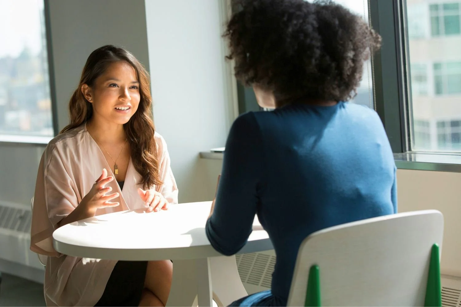 sollicitatieplicht bijstand vrouw op gesprek