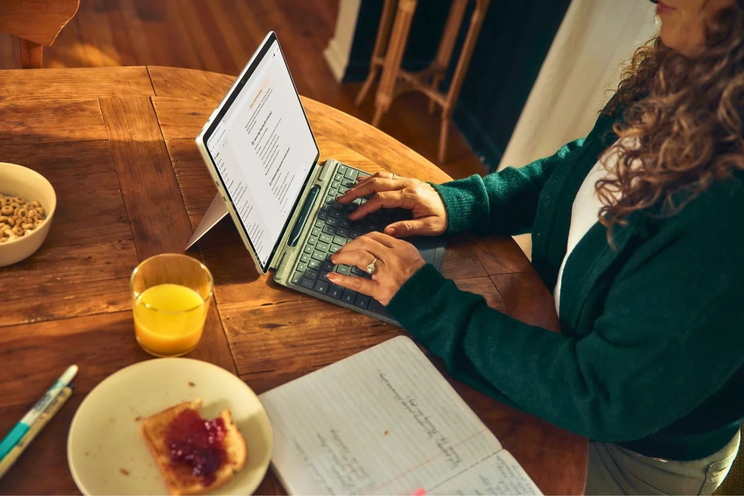 bijstand en bijverdienen vrouw checkt regels op de computer