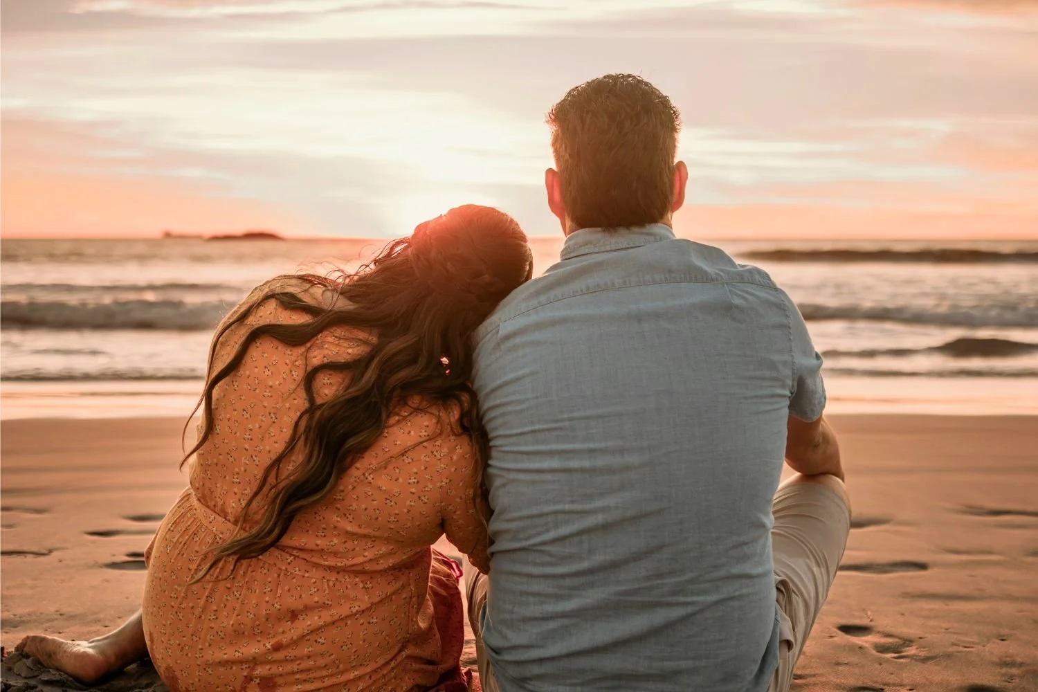bijstand en vakantie vrouw en man samen op het strand