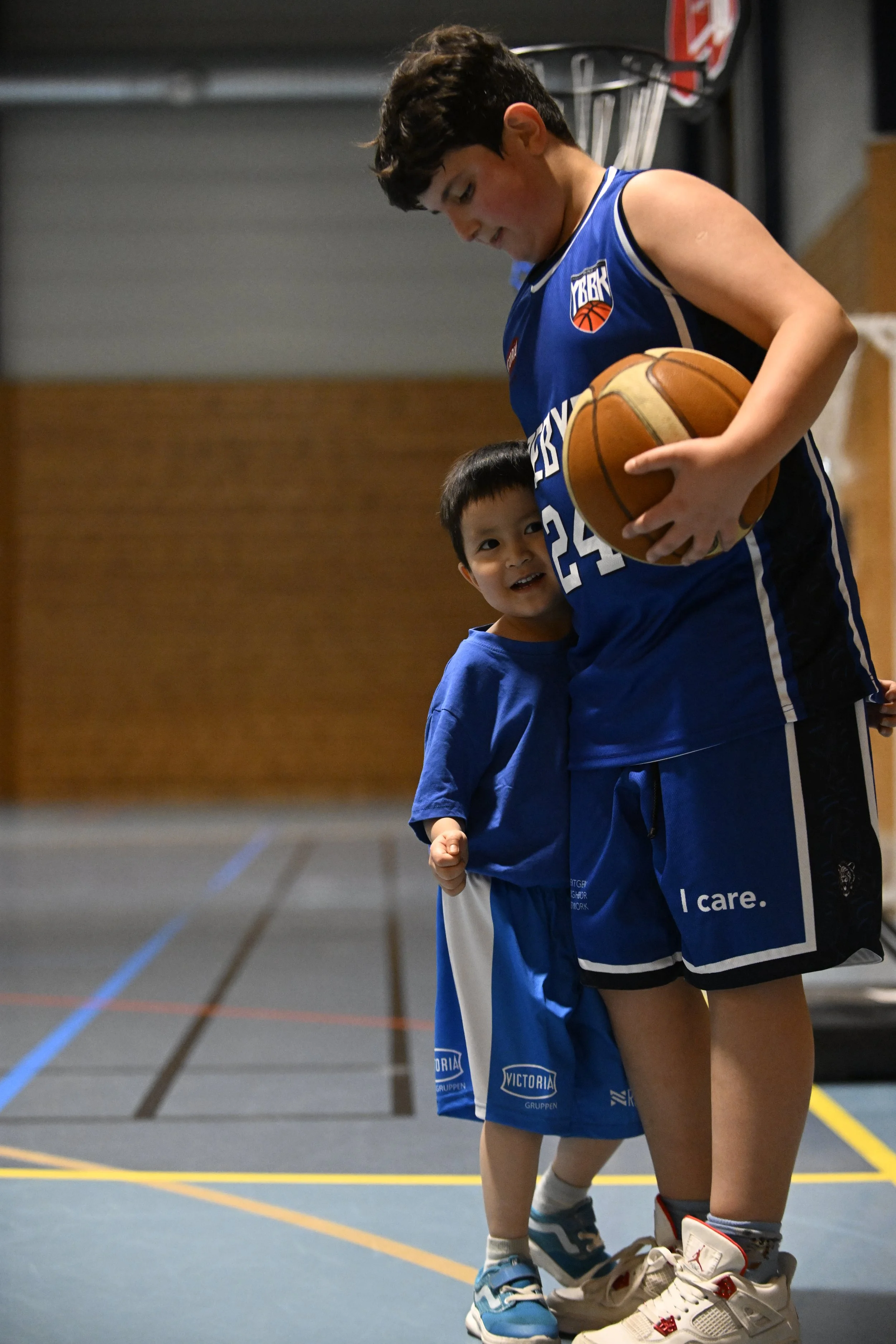 An og Sam klemmer.JPG