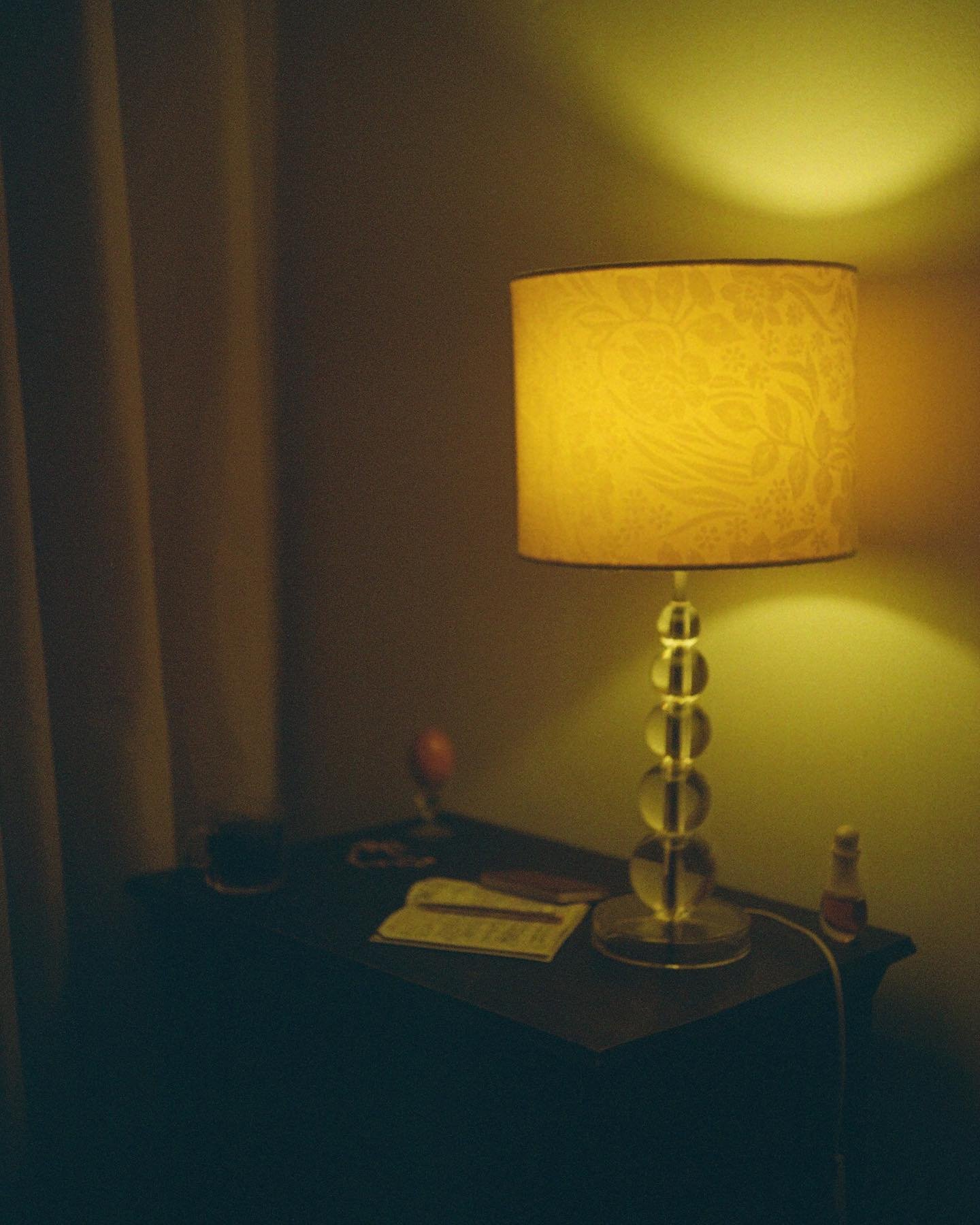 an imaginary evening in 1990
(i love this photo a lot)

&rarr; swipe for the uncropped version 
🎞: @lomography 800 color negative 
📸: Canonet QL17 G-III
🧪: @key_color_fotolab