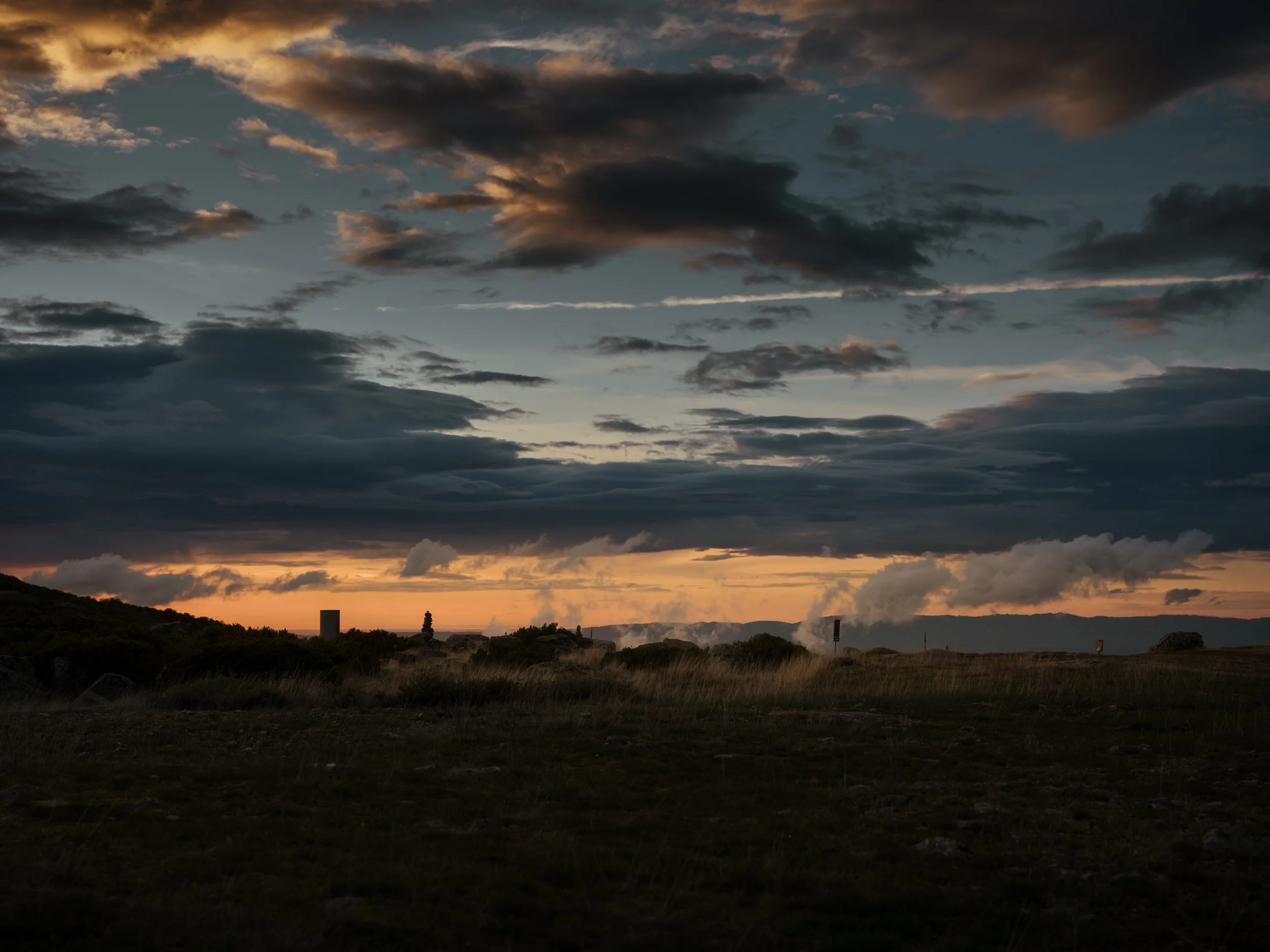 Diário visual documentando a essência primitiva da Serra da Estrela. Uma narrativa fotográfica que persegue a luz natural em sua forma mais crua, capturando momentos de tensão entre luz e sombra, desejo e poder na paisagem montanhosa.