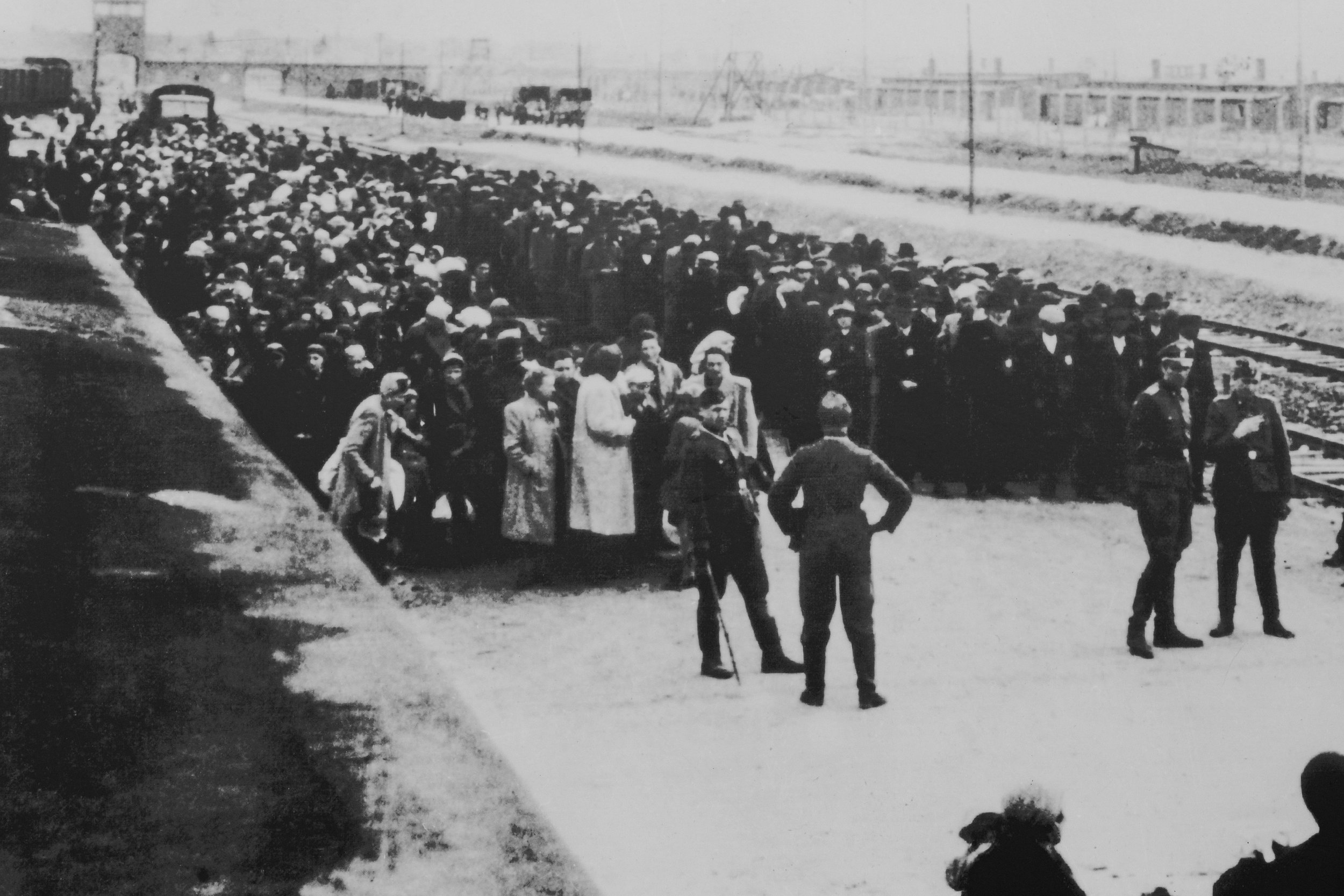 Fila de prisioneiros no campo de concentração de Auschwitz.