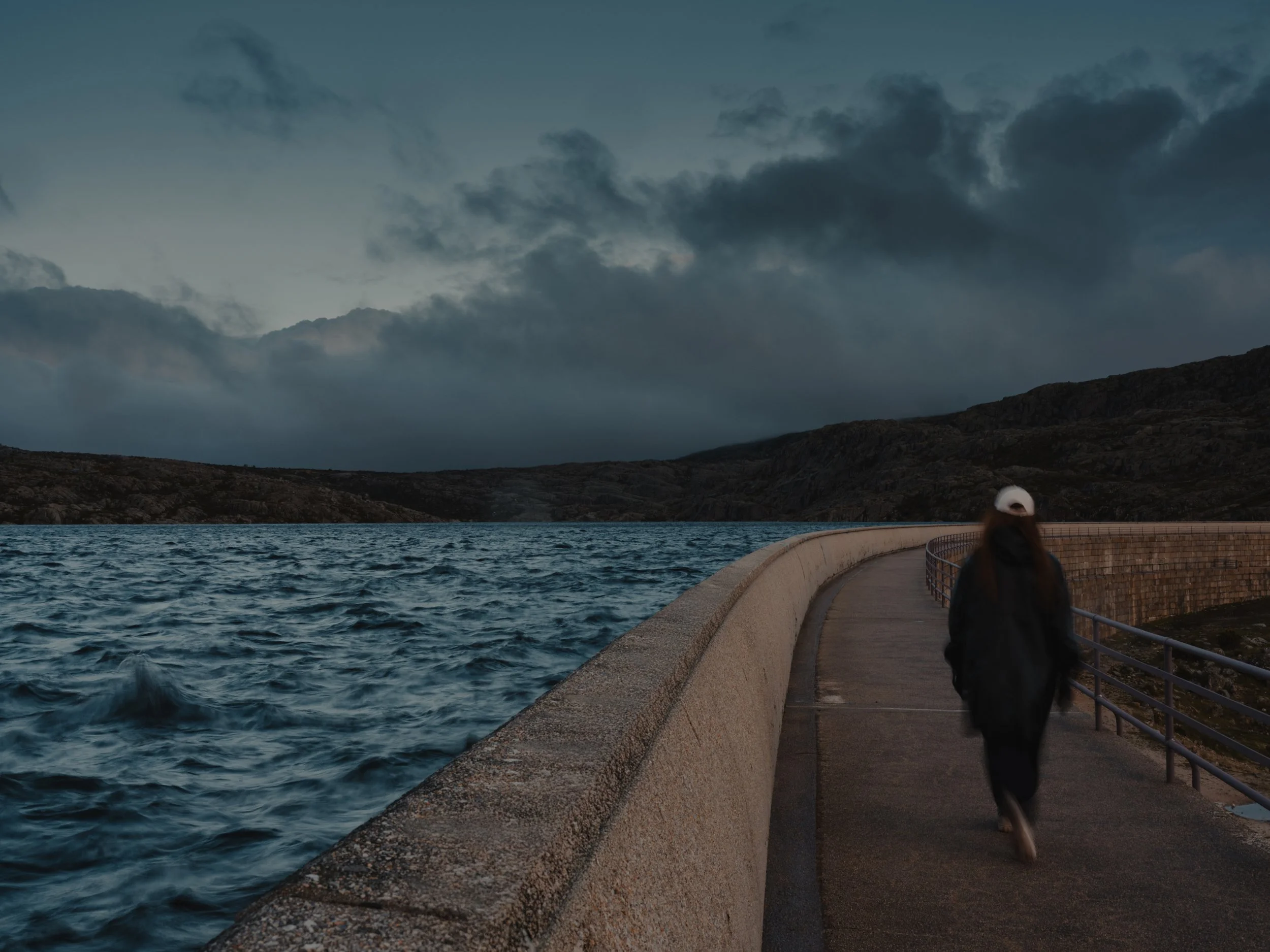 Diário visual documentando a essência primitiva da Serra da Estrela. Uma narrativa fotográfica que persegue a luz natural em sua forma mais crua, capturando momentos de tensão entre luz e sombra, desejo e poder na paisagem montanhosa.