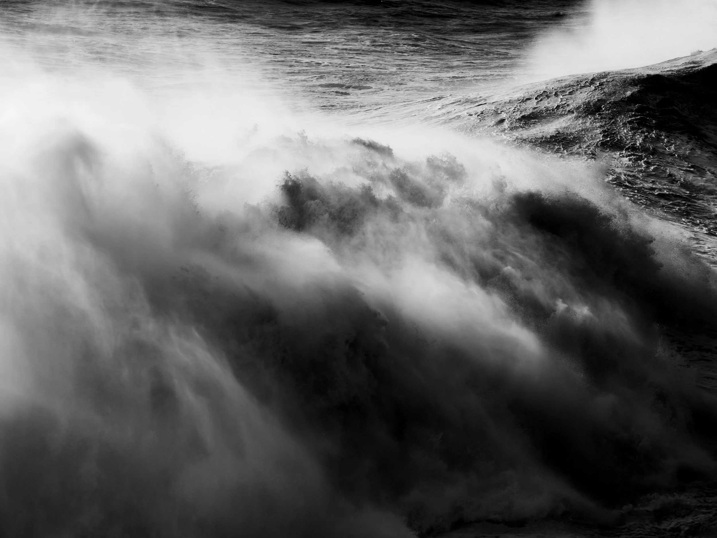 Série fotográfica documentando a força majestosa do mar na Nazaré. Uma reflexão visual sobre a dualidade da natureza - sua serenidade e poder bruto.