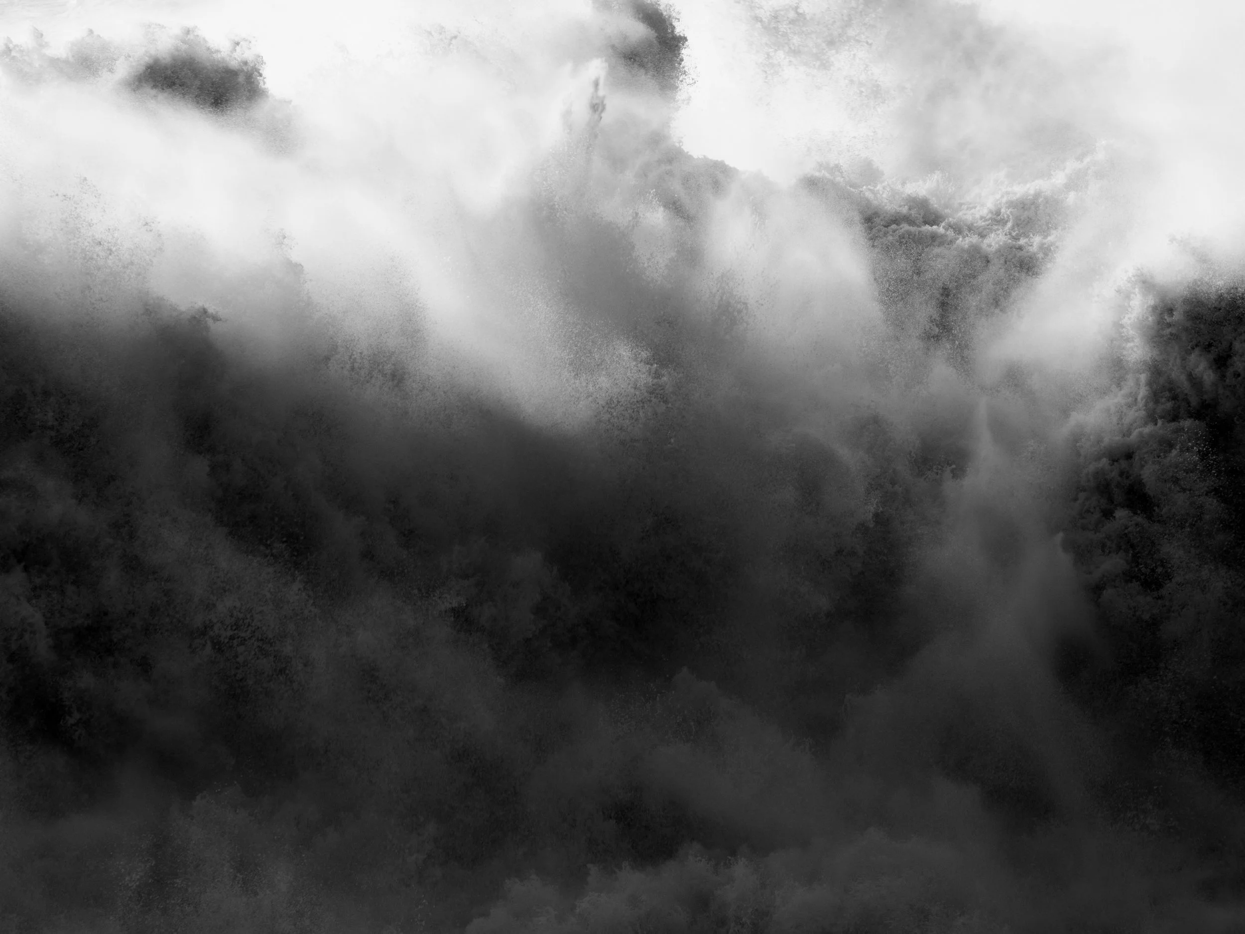 Série fotográfica documentando a força majestosa do mar na Nazaré. Uma reflexão visual sobre a dualidade da natureza - sua serenidade e poder bruto.