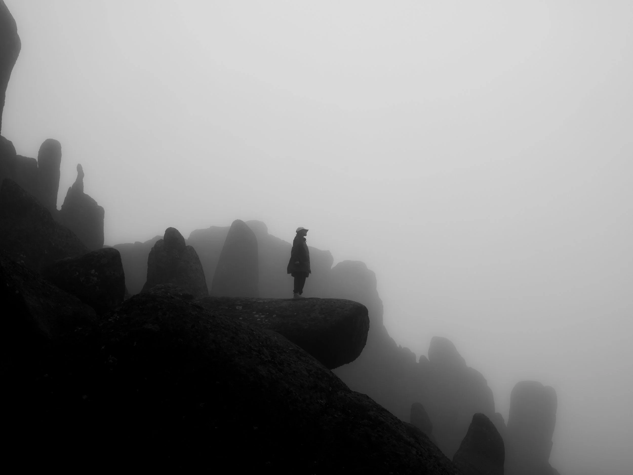 Diário visual documentando a essência primitiva da Serra da Estrela. Uma narrativa fotográfica que persegue a luz natural em sua forma mais crua, capturando momentos de tensão entre luz e sombra, desejo e poder na paisagem montanhosa.