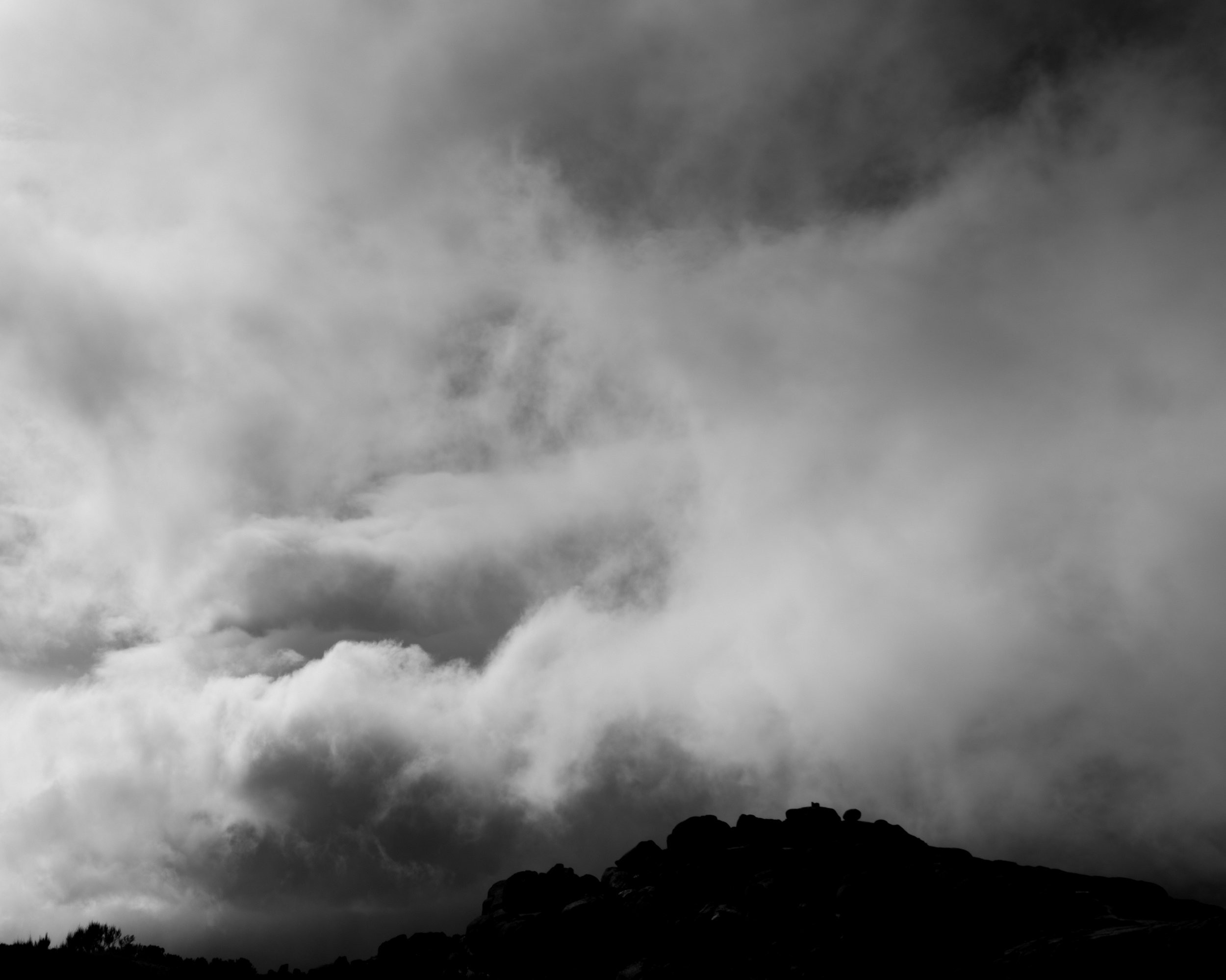 Diário visual documentando a essência primitiva da Serra da Estrela. Uma narrativa fotográfica que persegue a luz natural em sua forma mais crua, capturando momentos de tensão entre luz e sombra, desejo e poder na paisagem montanhosa.