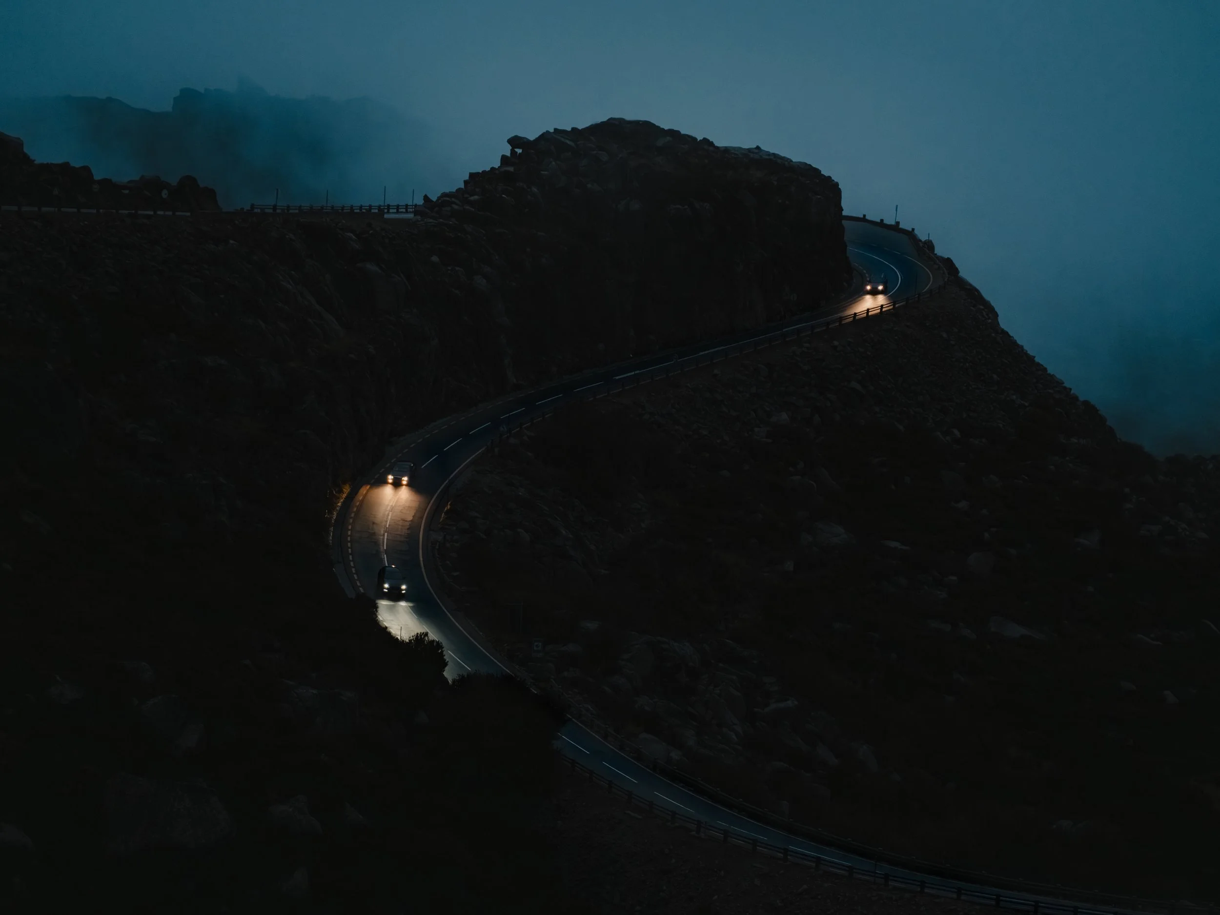 Diário visual documentando a essência primitiva da Serra da Estrela. Uma narrativa fotográfica que persegue a luz natural em sua forma mais crua, capturando momentos de tensão entre luz e sombra, desejo e poder na paisagem montanhosa.