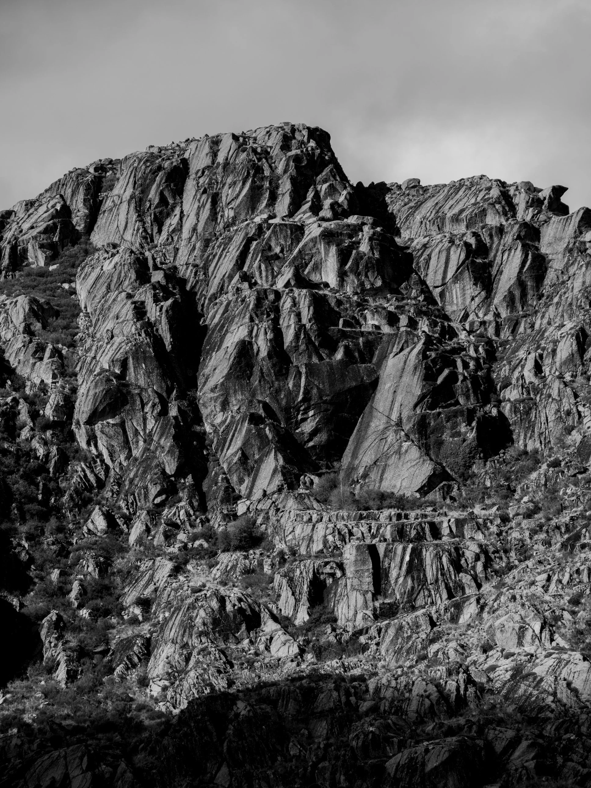 Diário visual documentando a essência primitiva da Serra da Estrela. Uma narrativa fotográfica que persegue a luz natural em sua forma mais crua, capturando momentos de tensão entre luz e sombra, desejo e poder na paisagem montanhosa.