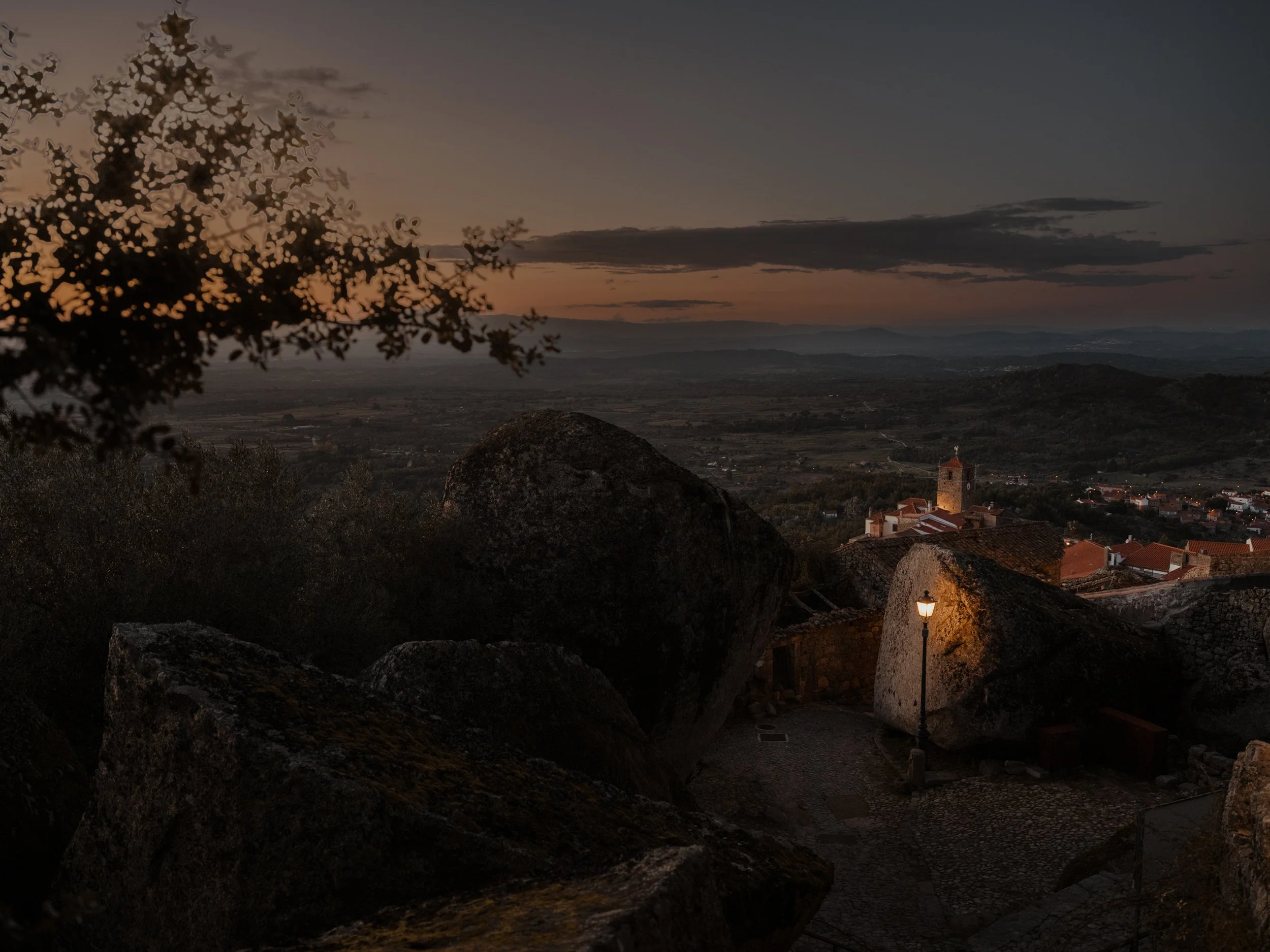 Diário visual documentando a essência primitiva da Serra da Estrela. Uma narrativa fotográfica que persegue a luz natural em sua forma mais crua, capturando momentos de tensão entre luz e sombra, desejo e poder na paisagem montanhosa.