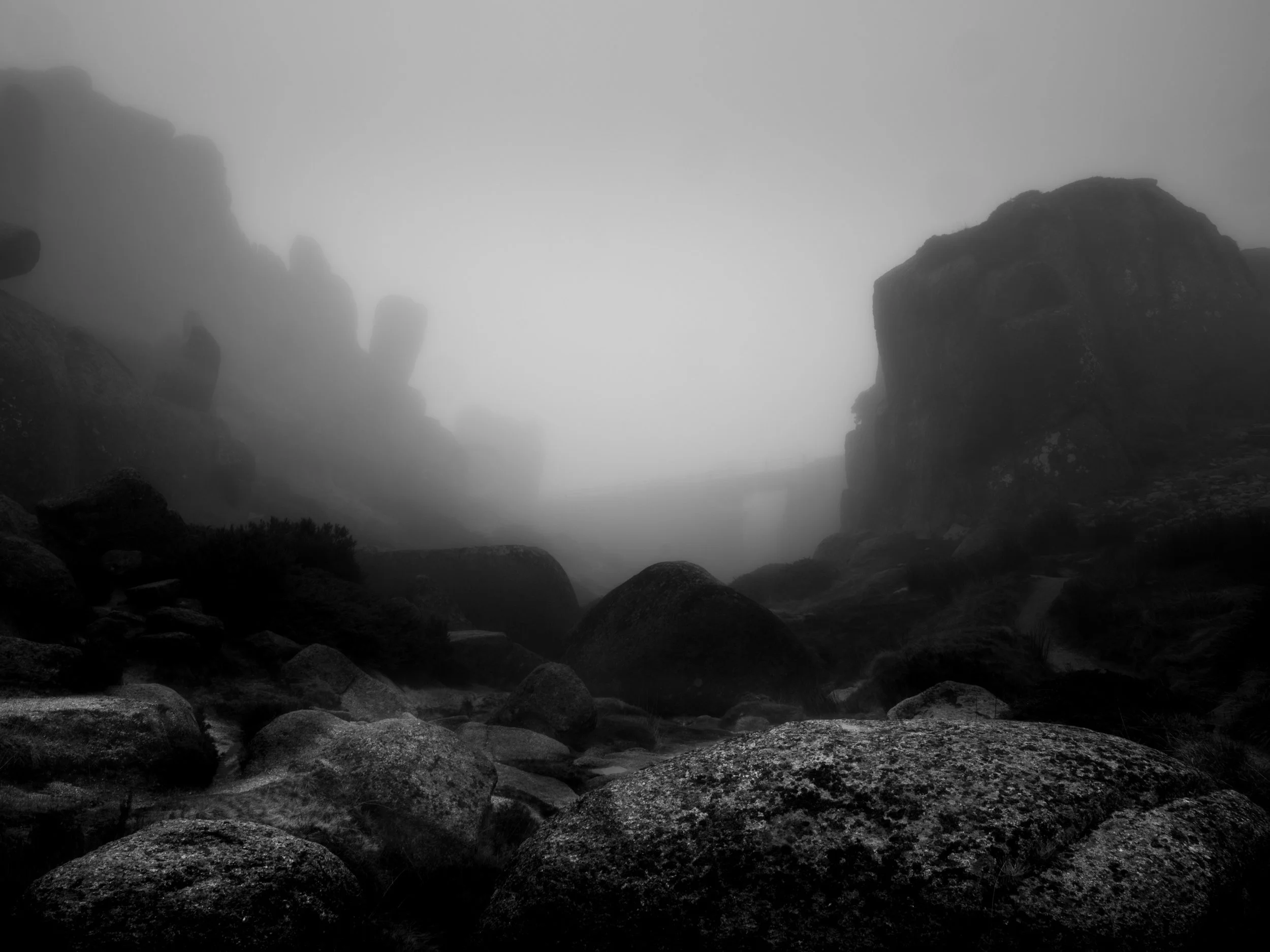 Diário visual documentando a essência primitiva da Serra da Estrela. Uma narrativa fotográfica que persegue a luz natural em sua forma mais crua, capturando momentos de tensão entre luz e sombra, desejo e poder na paisagem montanhosa.
