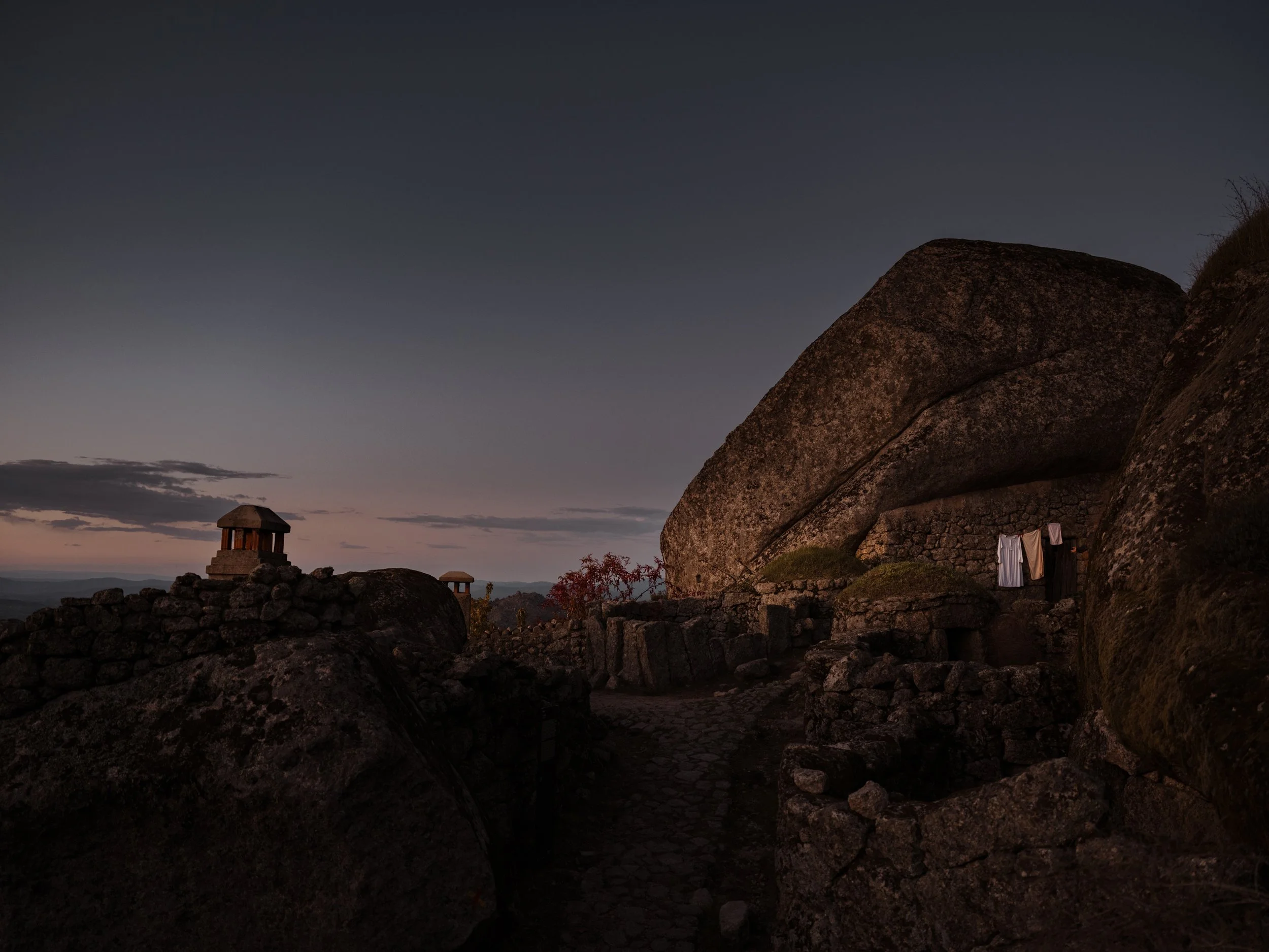 Diário visual documentando a essência primitiva da Serra da Estrela. Uma narrativa fotográfica que persegue a luz natural em sua forma mais crua, capturando momentos de tensão entre luz e sombra, desejo e poder na paisagem montanhosa.