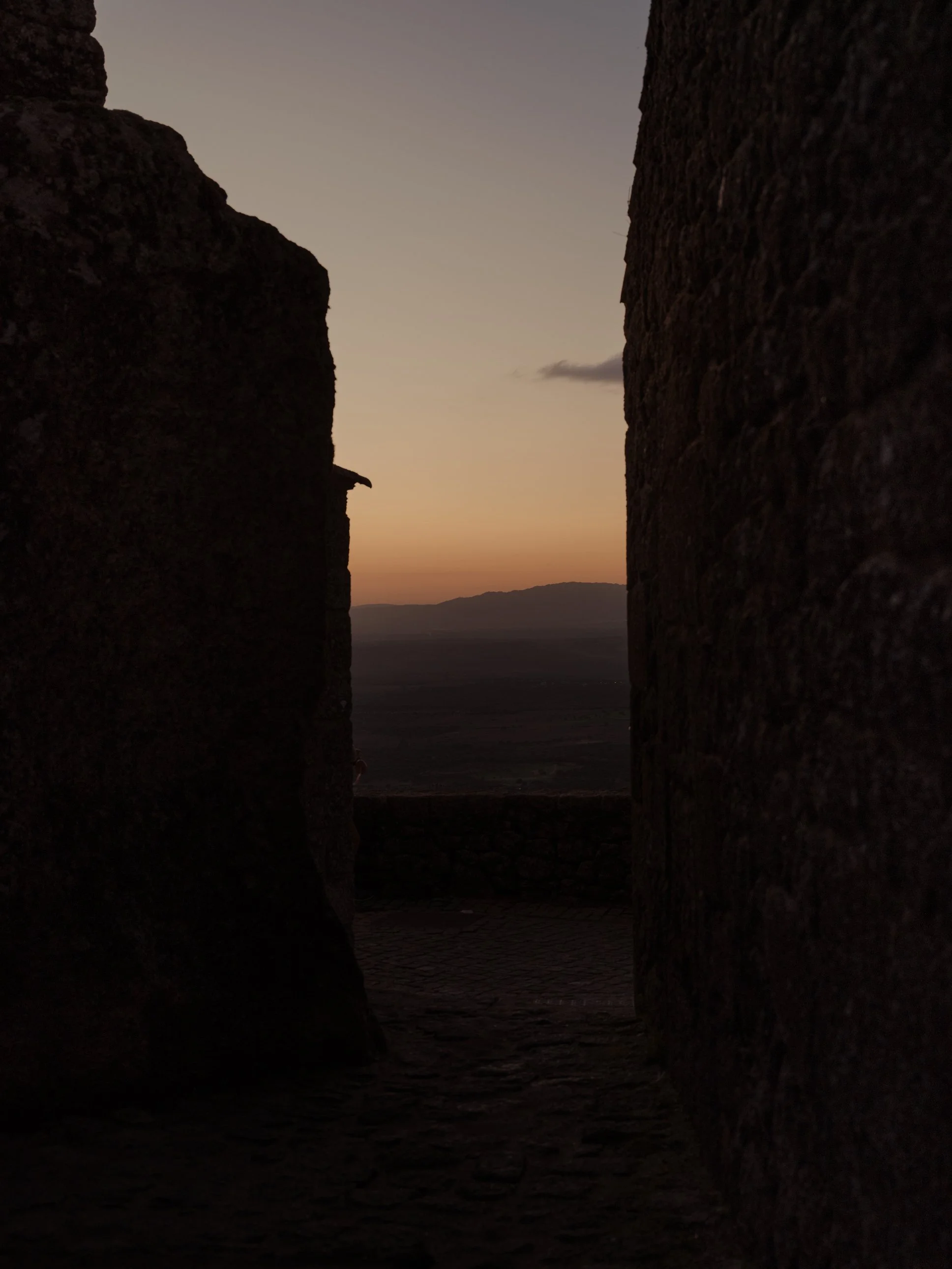 Diário visual documentando a essência primitiva da Serra da Estrela. Uma narrativa fotográfica que persegue a luz natural em sua forma mais crua, capturando momentos de tensão entre luz e sombra, desejo e poder na paisagem montanhosa.