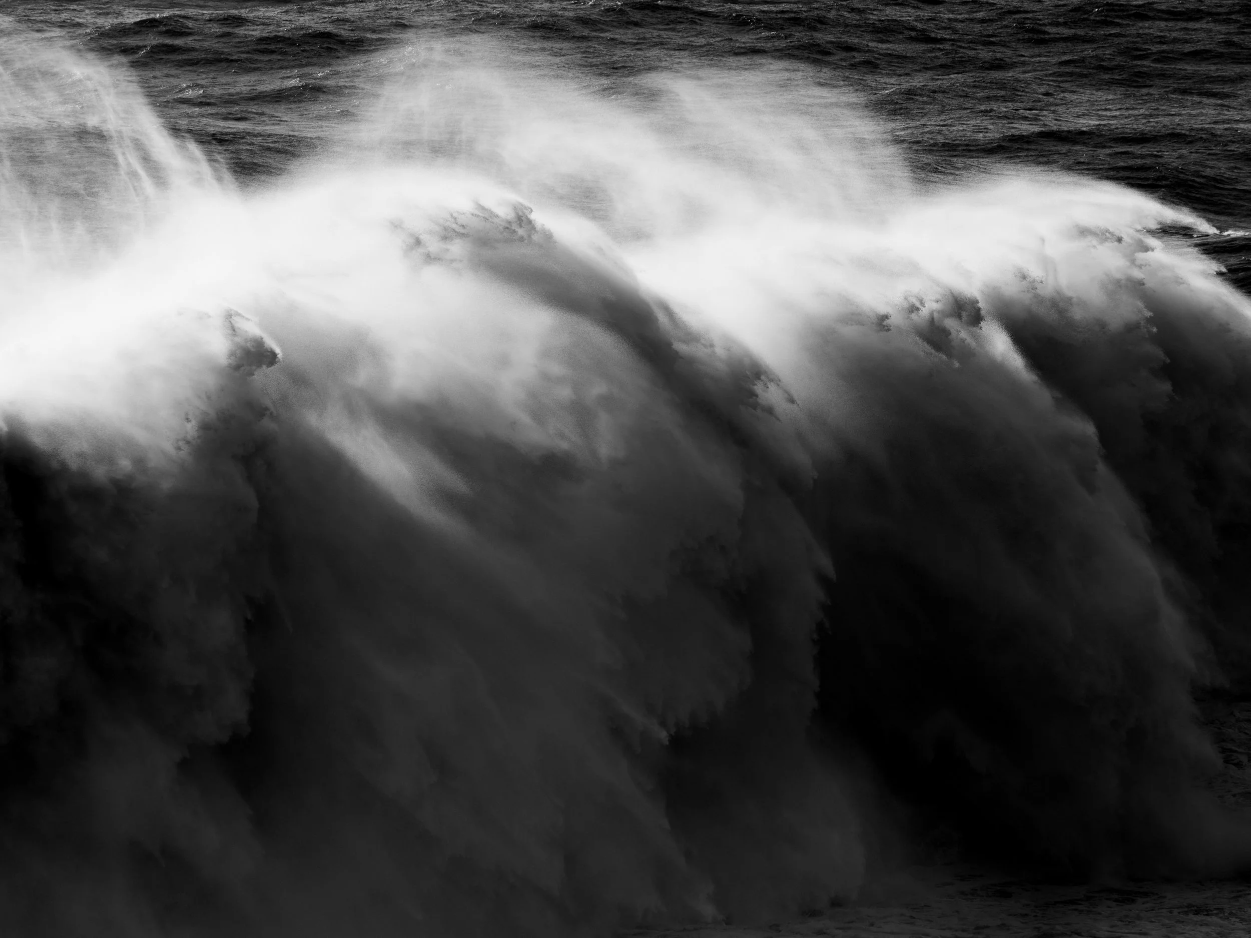 Série fotográfica documentando a força majestosa do mar na Nazaré. Uma reflexão visual sobre a dualidade da natureza - sua serenidade e poder bruto.