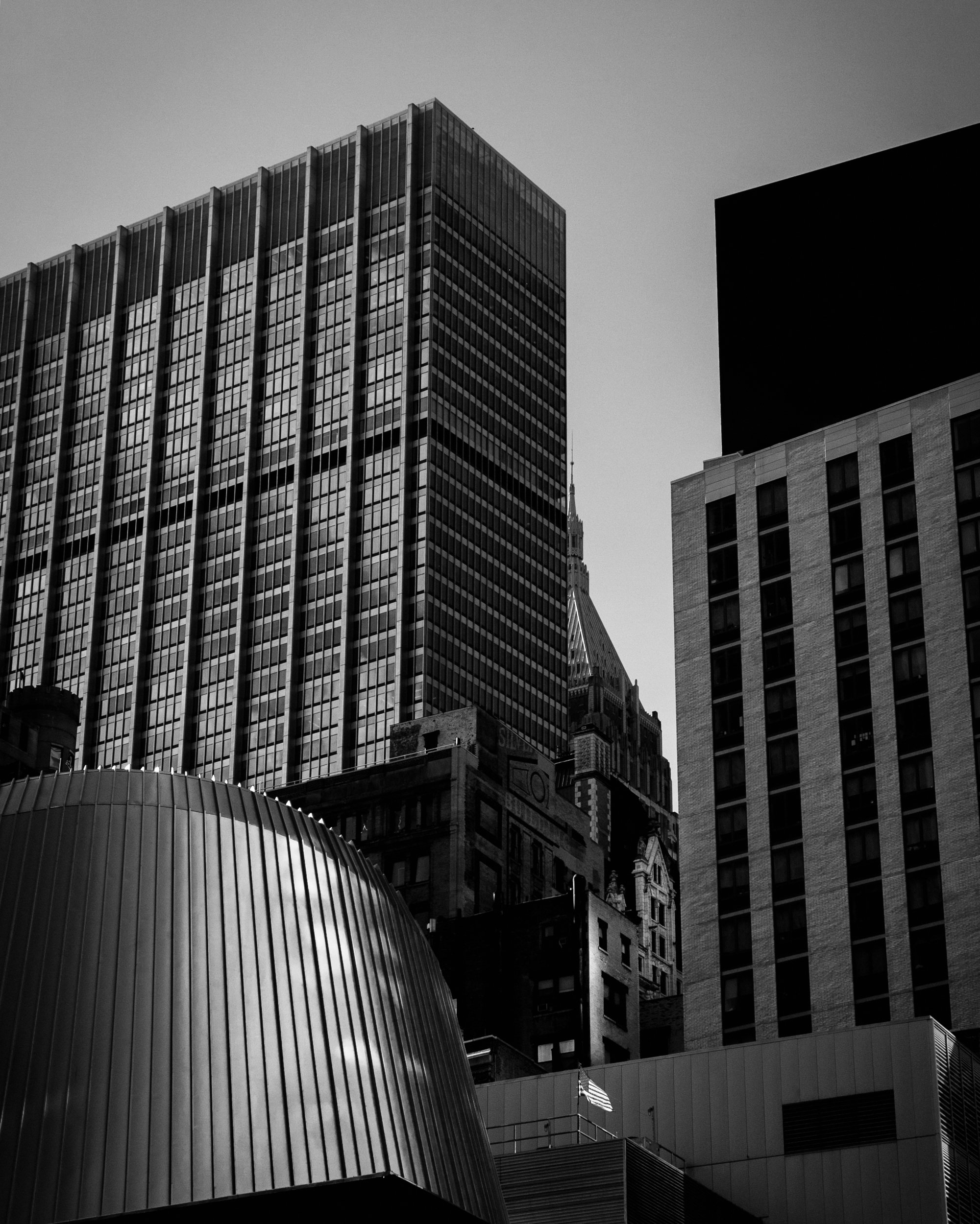 Uma jornada fotográfica que explora os contrastes dramáticos da cidade, capturando momentos de luz urbana, reflexos arquitectónicos e a poesia do quotidiano metropolitano.