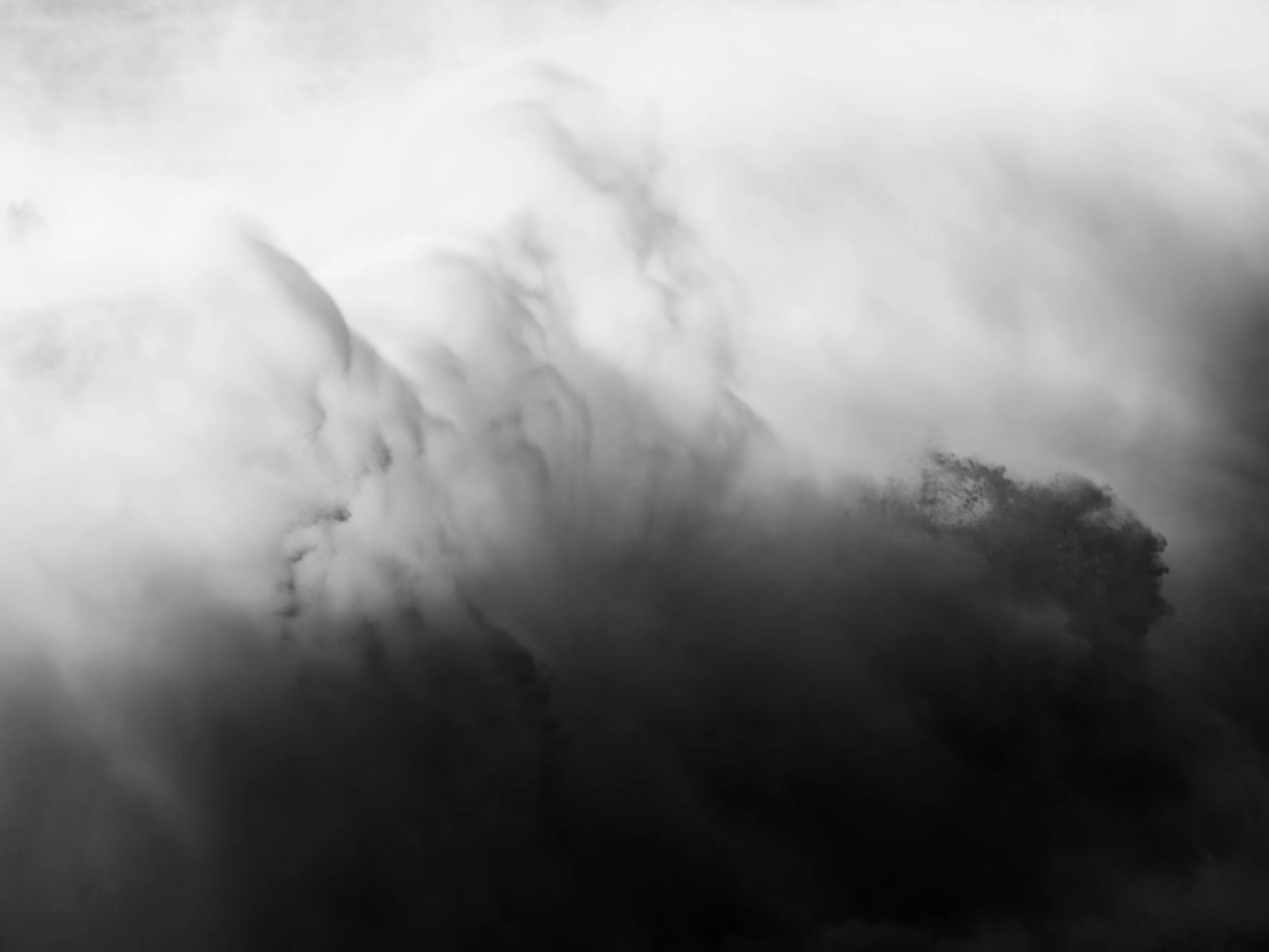 Série fotográfica documentando a força majestosa do mar na Nazaré. Uma reflexão visual sobre a dualidade da natureza - sua serenidade e poder bruto.