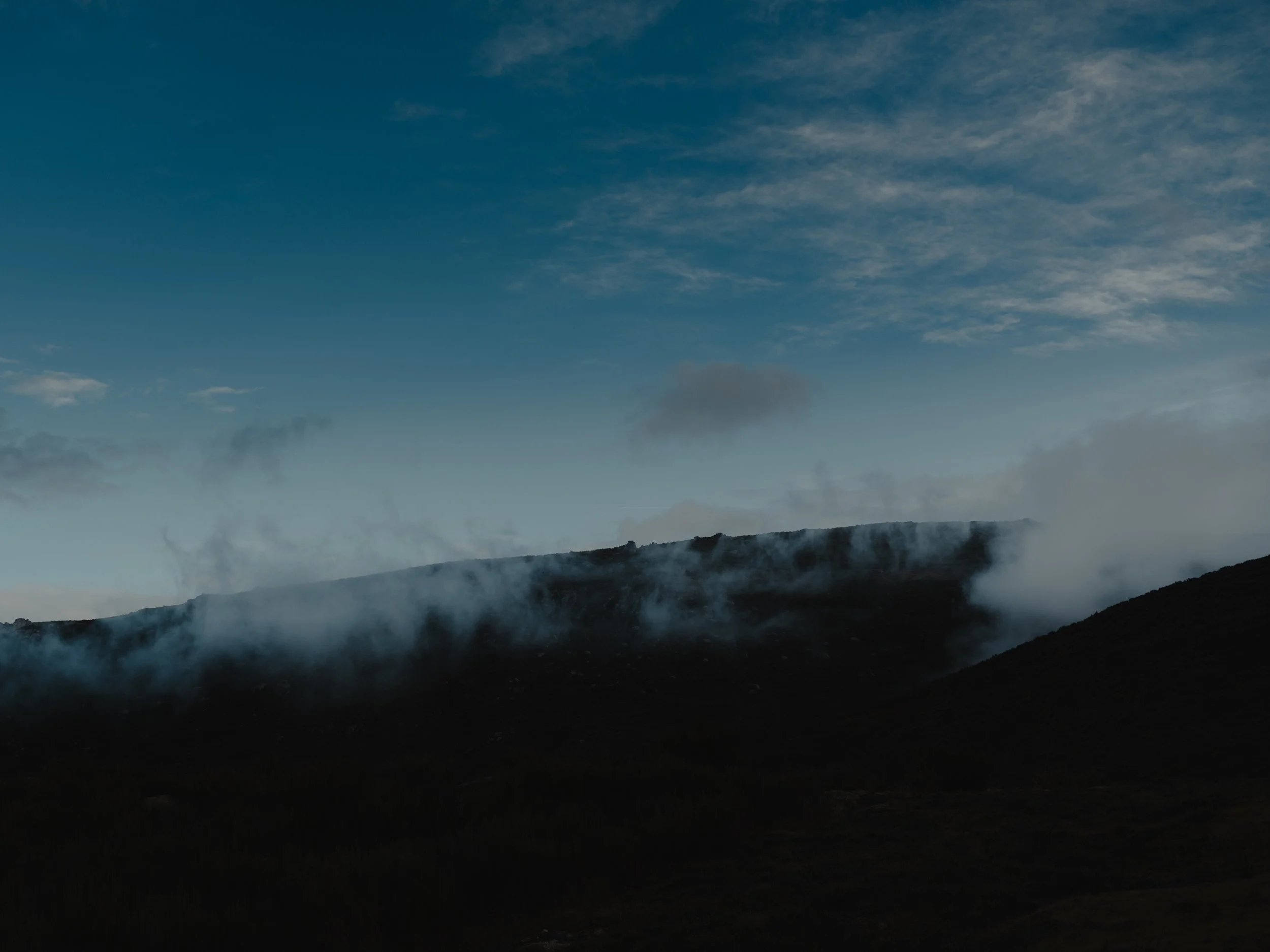 Diário visual documentando a essência primitiva da Serra da Estrela. Uma narrativa fotográfica que persegue a luz natural em sua forma mais crua, capturando momentos de tensão entre luz e sombra, desejo e poder na paisagem montanhosa.