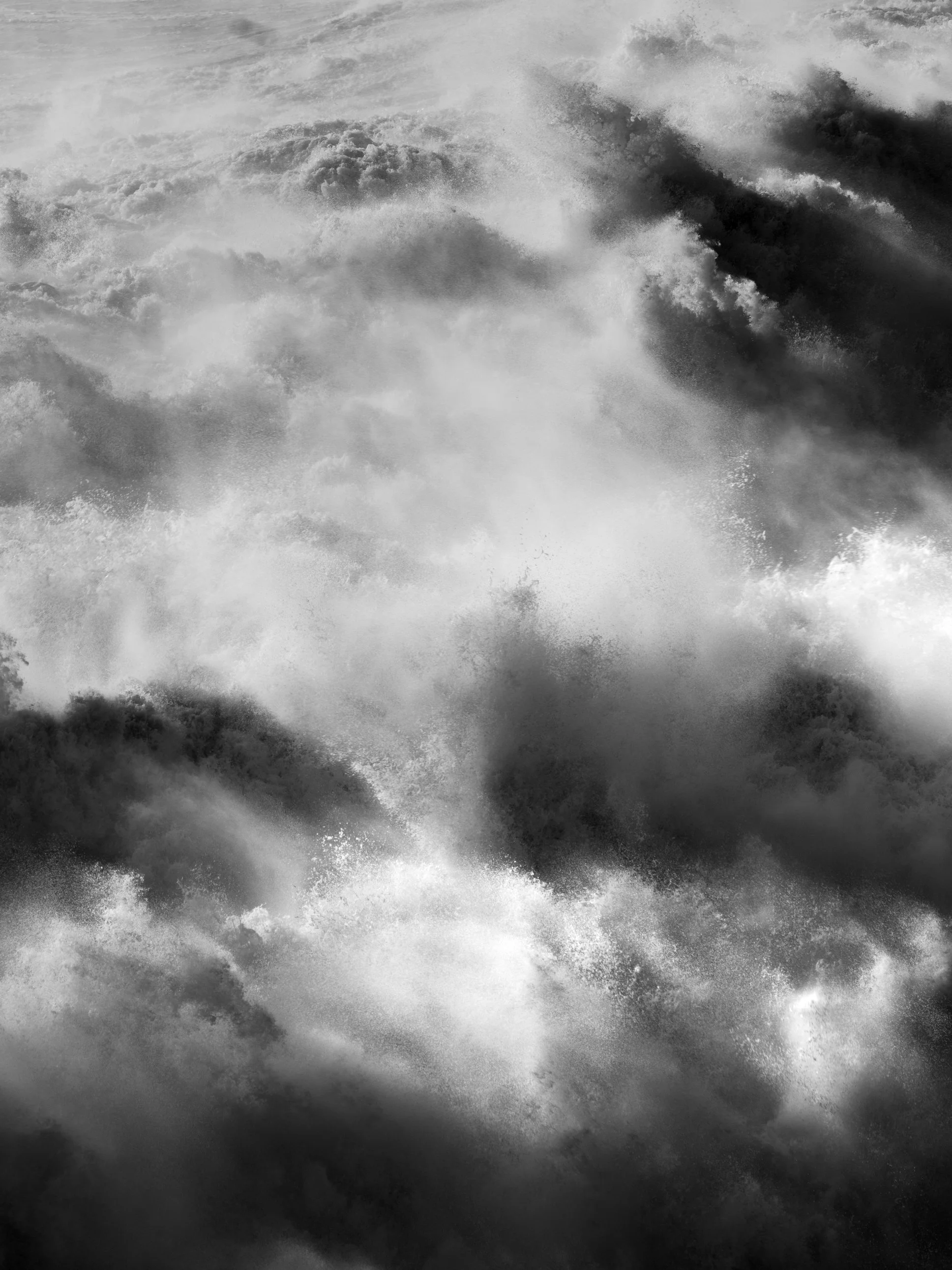 Série fotográfica documentando a força majestosa do mar na Nazaré. Uma reflexão visual sobre a dualidade da natureza - sua serenidade e poder bruto.