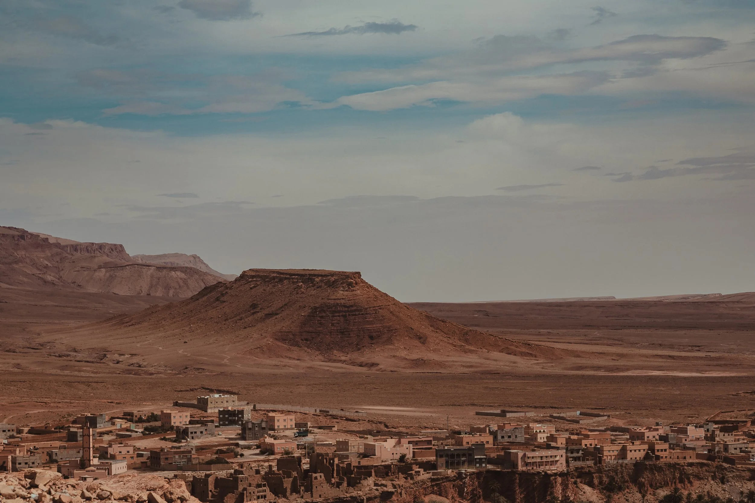 Uma exploração fotográfica que captura a interação entre luz e arquitetura, tradição e modernidade, revelando padrões visuais e momentos de contemplação nas medinas ancestrais.