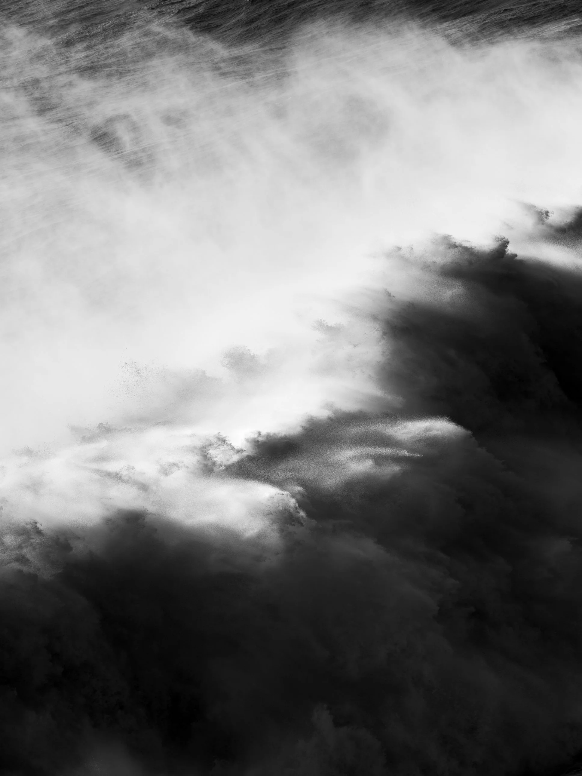 Série fotográfica documentando a força majestosa do mar na Nazaré. Uma reflexão visual sobre a dualidade da natureza - sua serenidade e poder bruto.