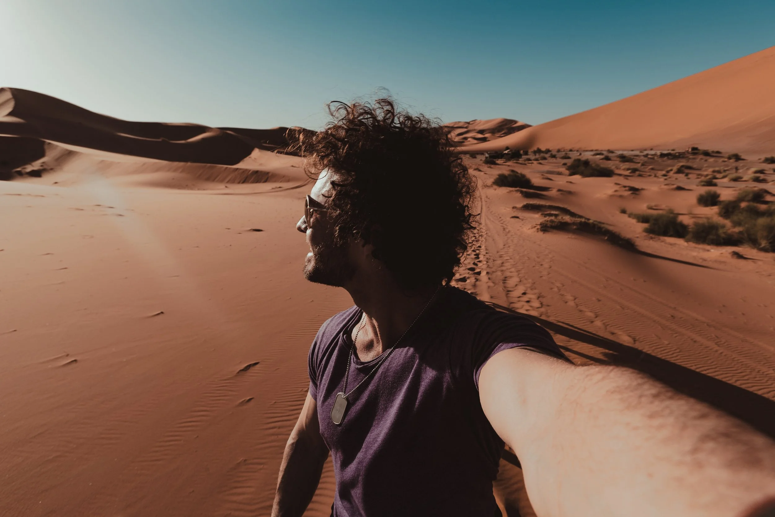 Uma exploração fotográfica que captura a interação entre luz e arquitetura, tradição e modernidade, revelando padrões visuais e momentos de contemplação nas medinas ancestrais.