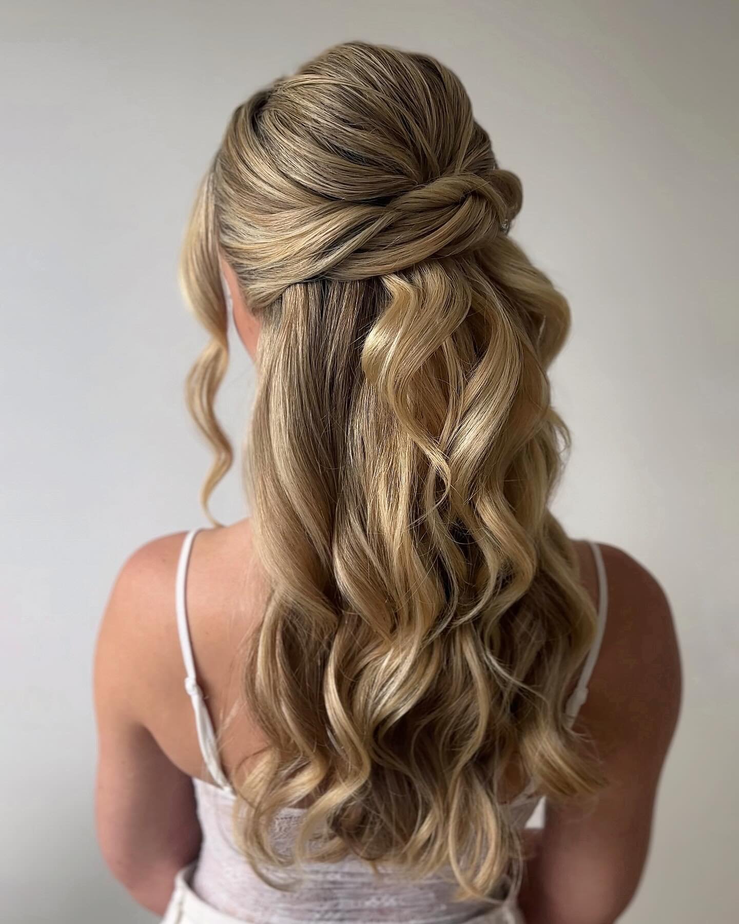 Love a textured half up ✨
Using @schwarzkopfprouk 
#halfuphalfdown #weddinghairstyle #updo #upstyle #effortlesshair #bridalhair #hairdo #hairstylist #hampshireweddinghair #surreywedding #londonhairstyle #londonbridalhair #bridal_hairstylist #bridalha