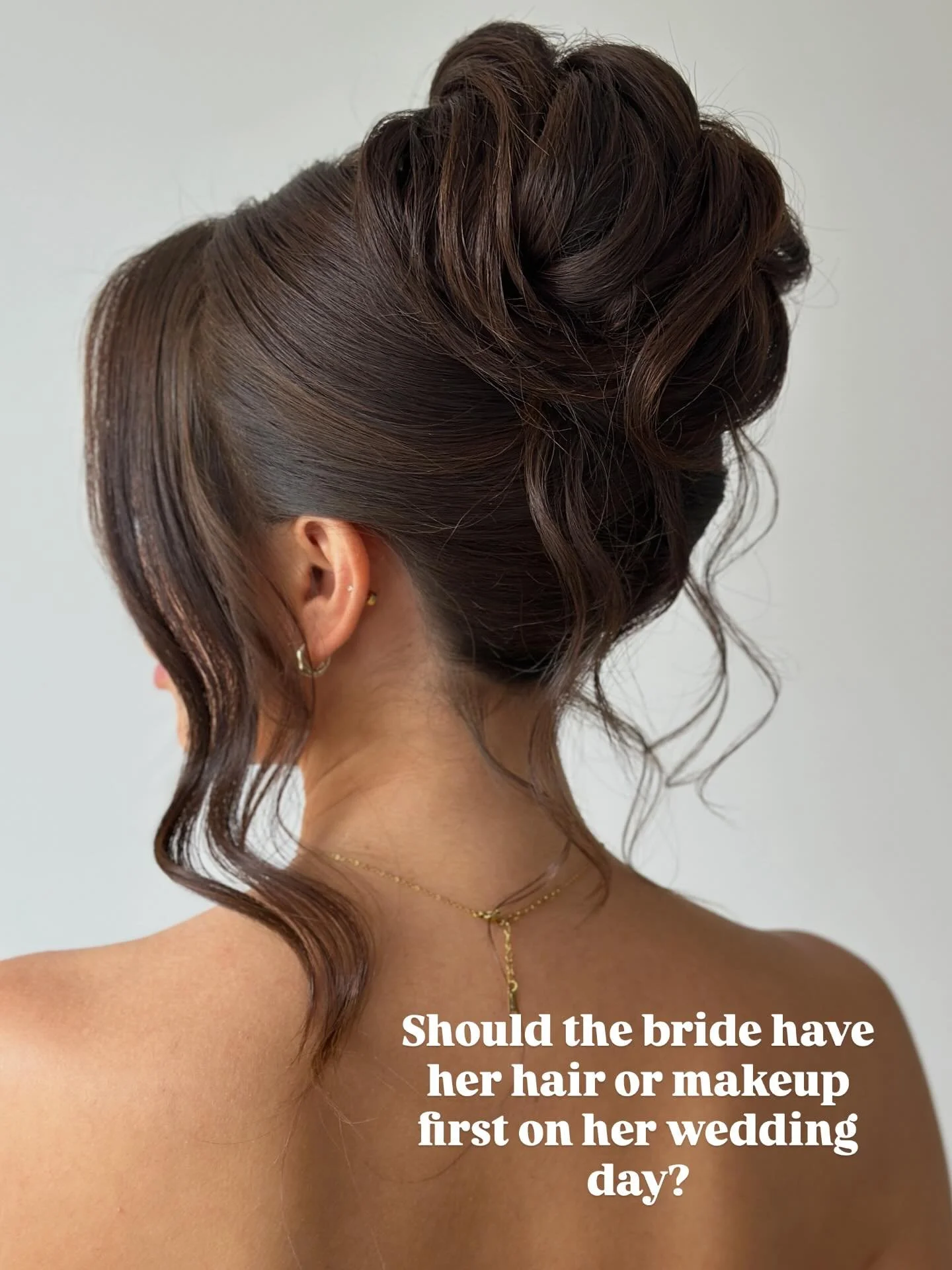 I love all the buzz about how things should be done. There&rsquo;s so much to consider, and every wedding morning is like a project, that&rsquo;s so exciting to see coming together ❤️
#weddinghairstyle #weddinghairspecialist #weddingmakeup #bridalhai