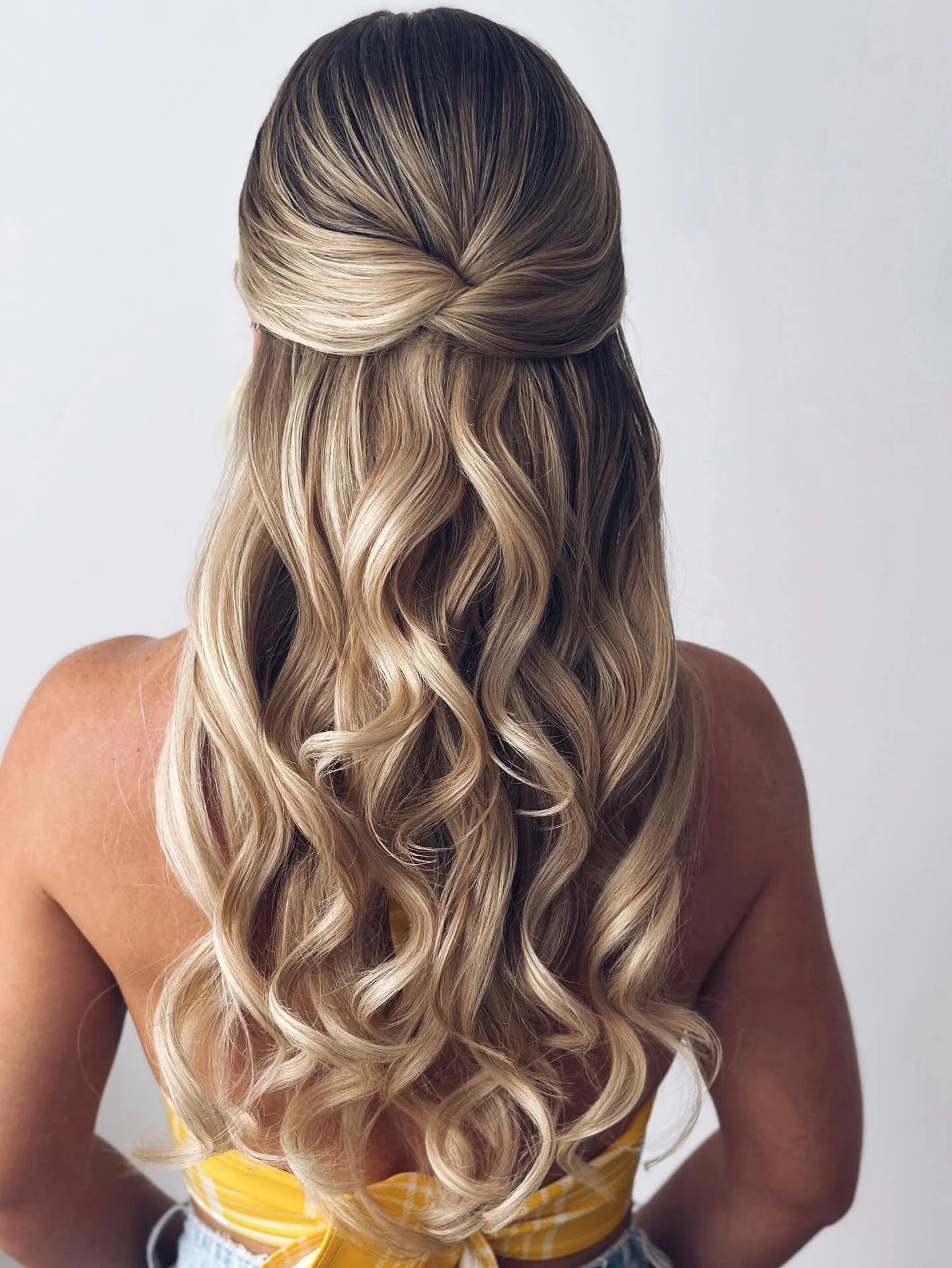 ✨My first video tutorial ✨ of the bridal half up half down hairstyle is now available through the link in my bio.
Please note,  everyone who purchases this lesson is welcome to get in touch with any questions and will get personal feedback on their p