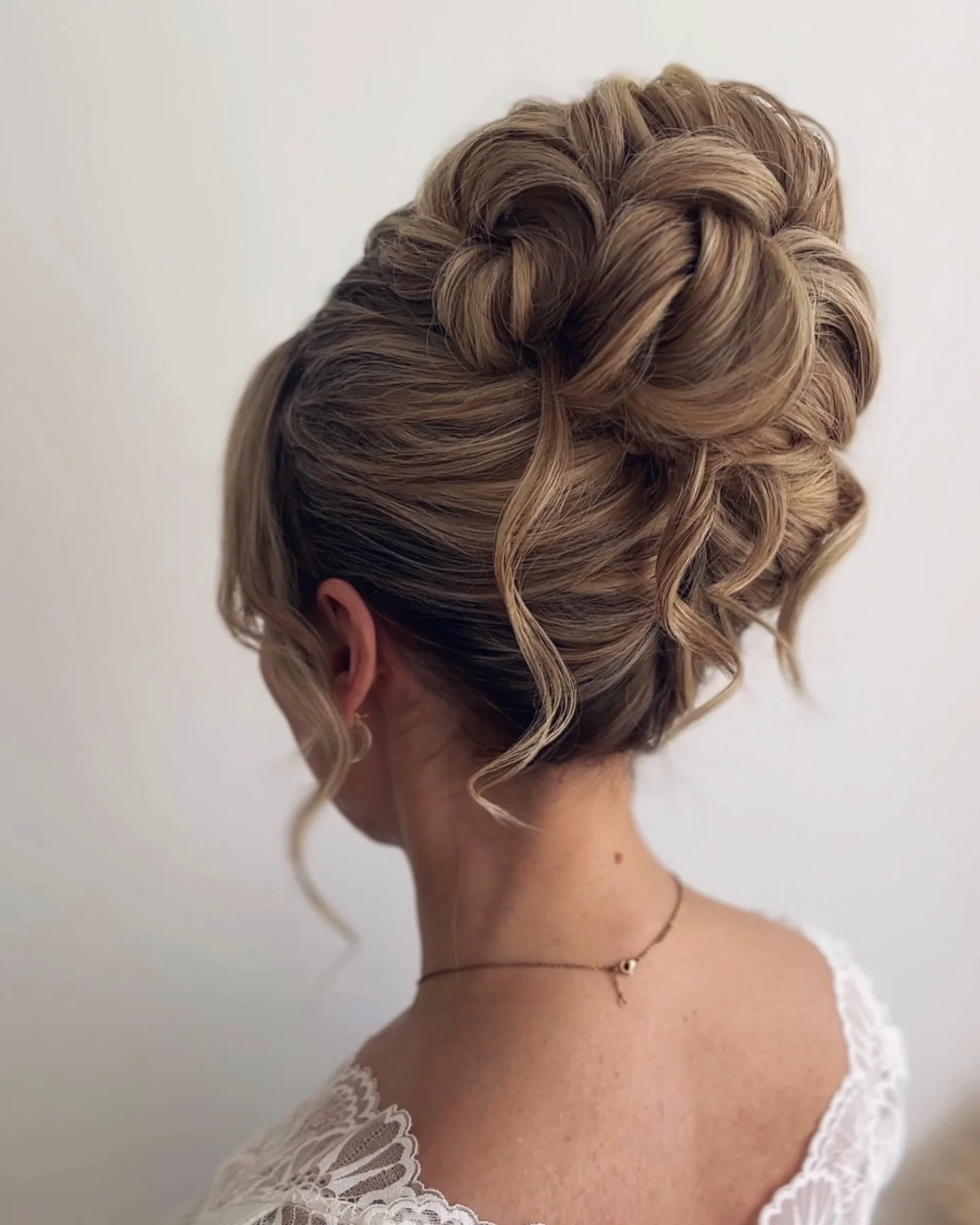 High-piled 🫶🏻
#bridalhair #updo #hampshirebridalhair #surreyweddinghair #haireducator