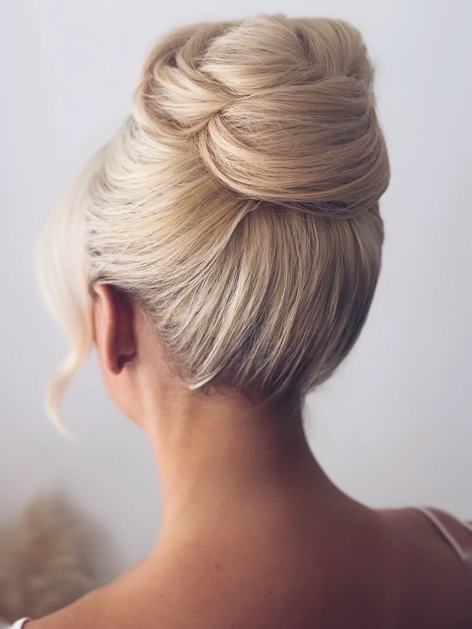 Breakfast at Tiffany&rsquo;s vibe updos are my favourite at the moment, and I loved creating this hairstyle during a bridal trial 💕

#hairinspiration #surreyweddinghair #surreybridalhair #hampshirebridalhair #hampshireweddinghairstylist