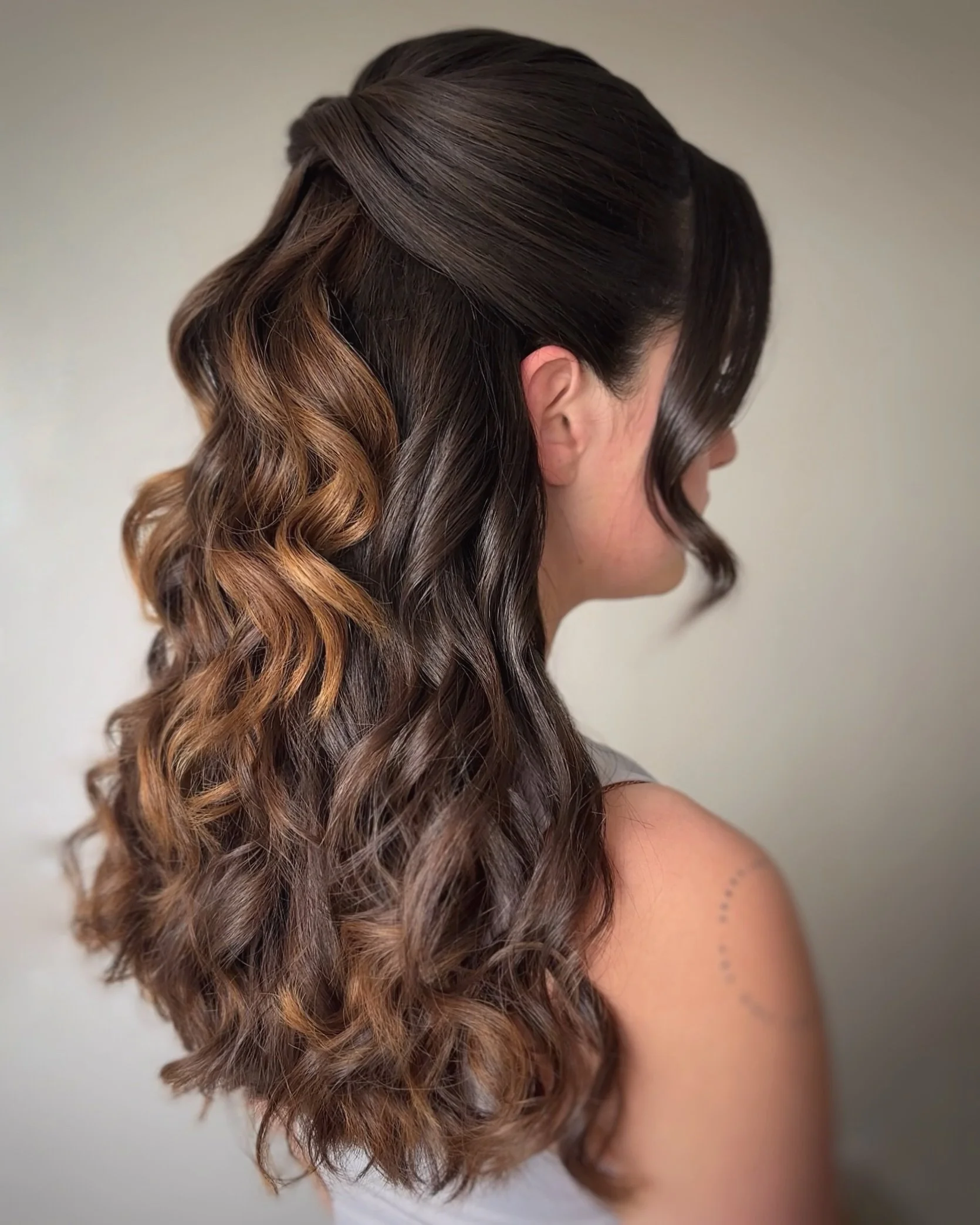 Here&rsquo;s a bridal hair trial for one of my 2026 brides. B asked for a sleek, polished crown area and tousled beach waves for her look ✨
#bridalhair #halfuphalfdown #hairstylist #surreywedding #hairinspo