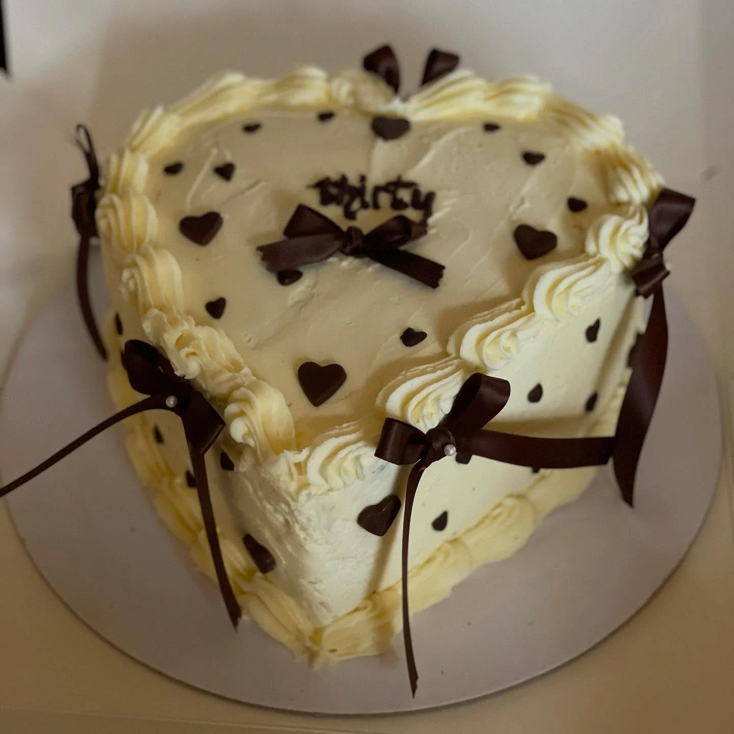 To be pushed out of one’s comfort zone is always scary, but so important.
In most cases when I make a celebration cake, I get very free hands. Or it could be that someone has seen one of the cakes I’ve made and wants something similar, or