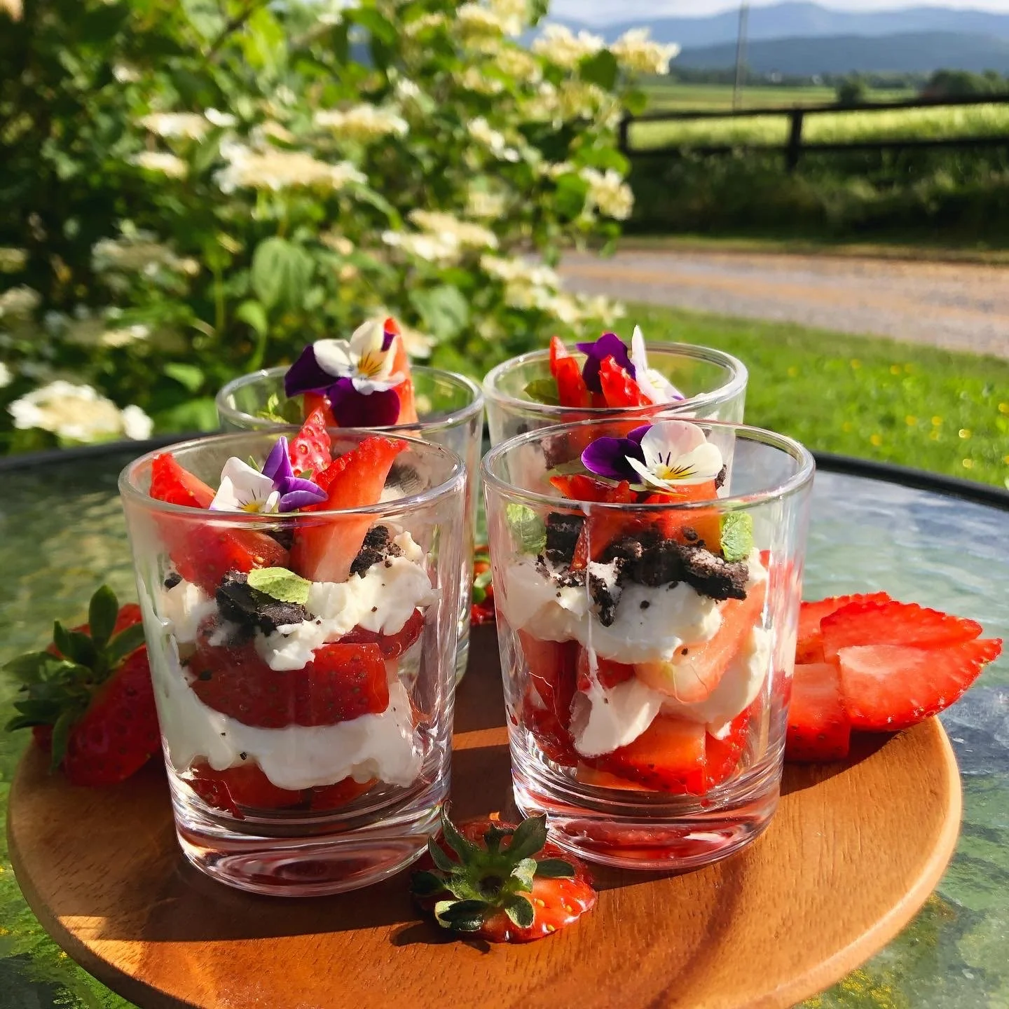 Very simple strawberry dessert