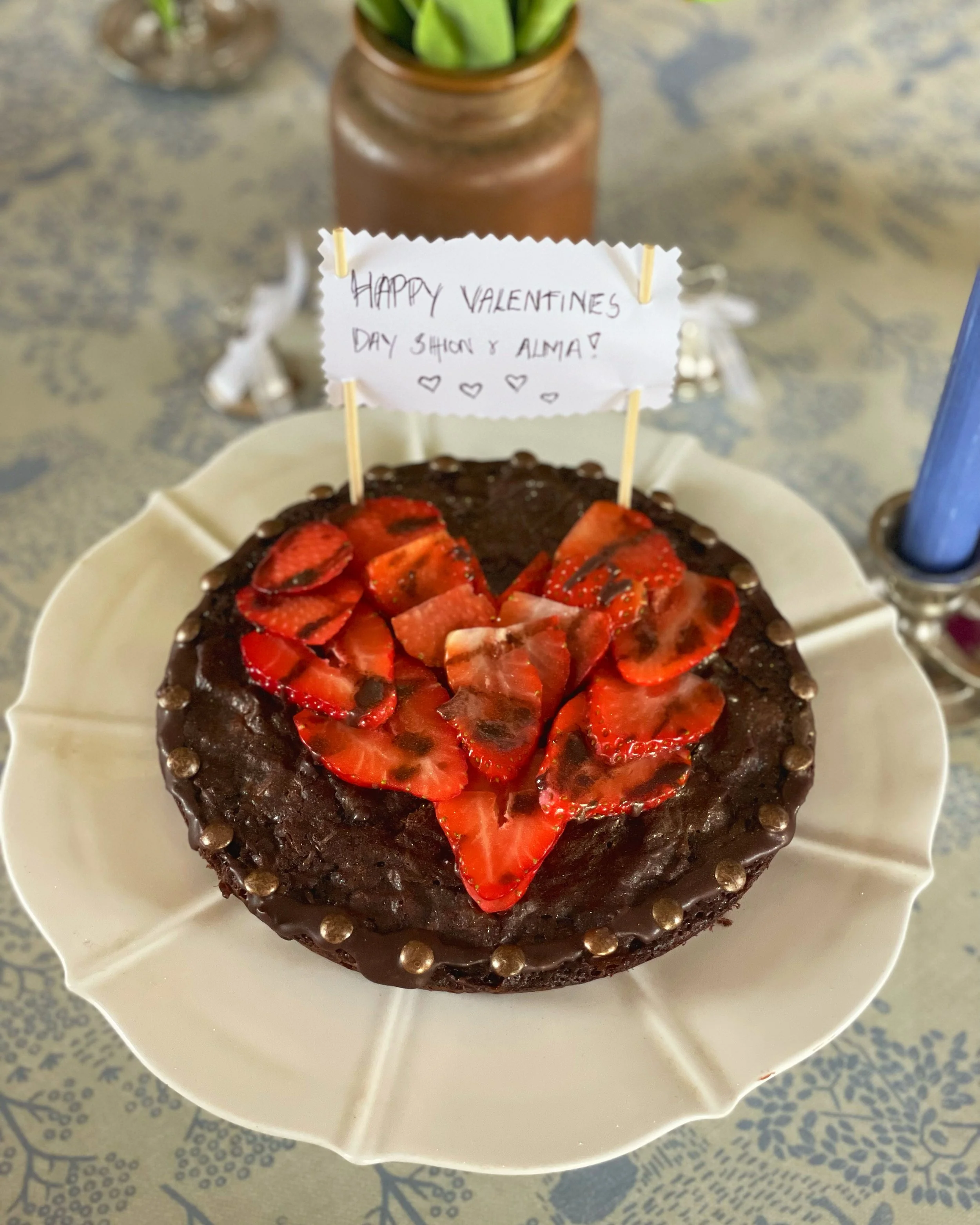 Simple Valentine’s brownie cake