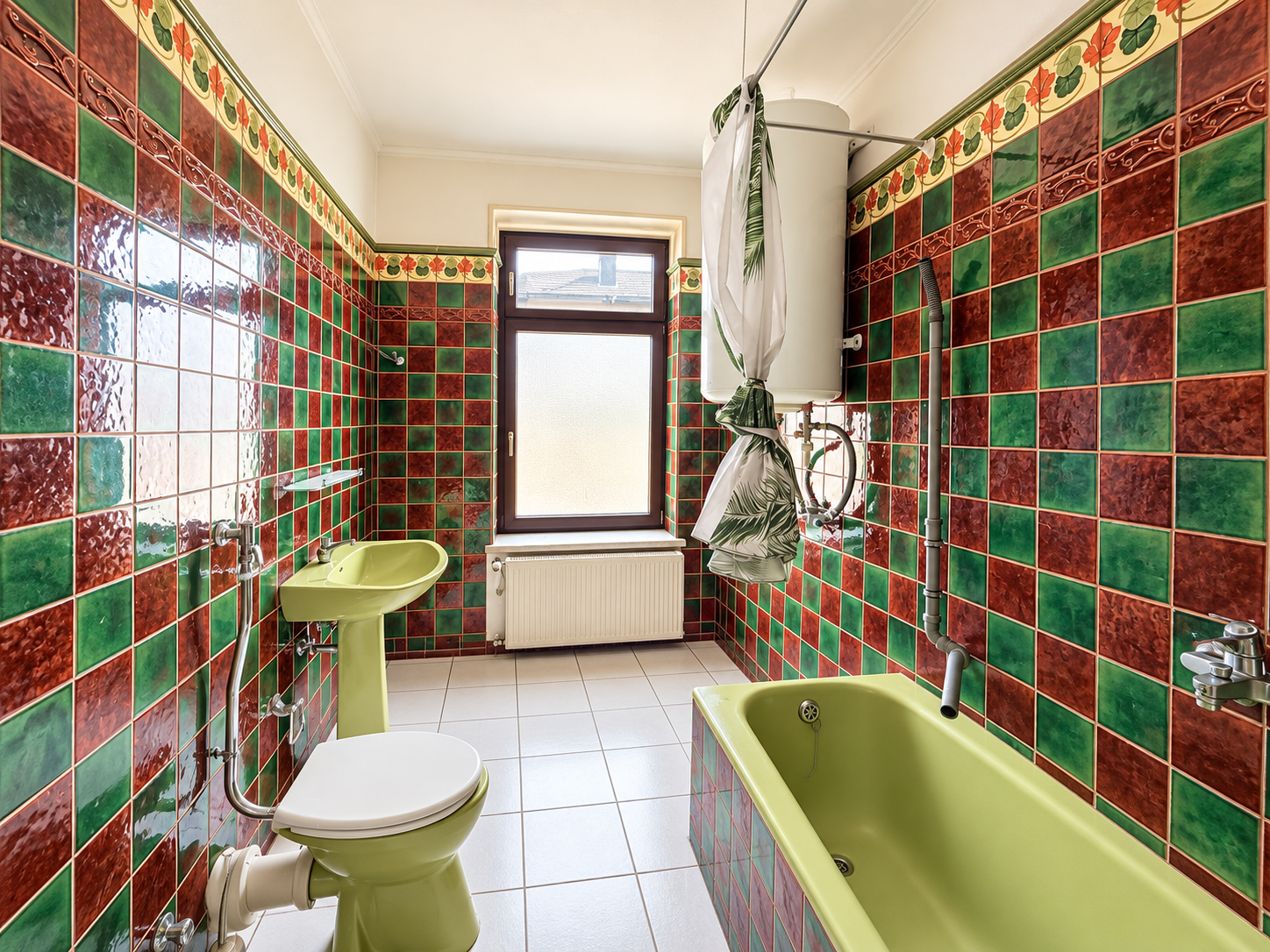 Salle de bain rétro aux tons avocat.png