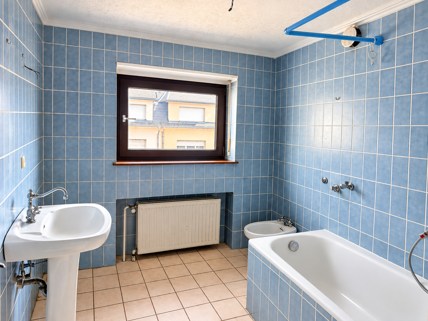 Salle de bain bleue propre et ordonnée.png