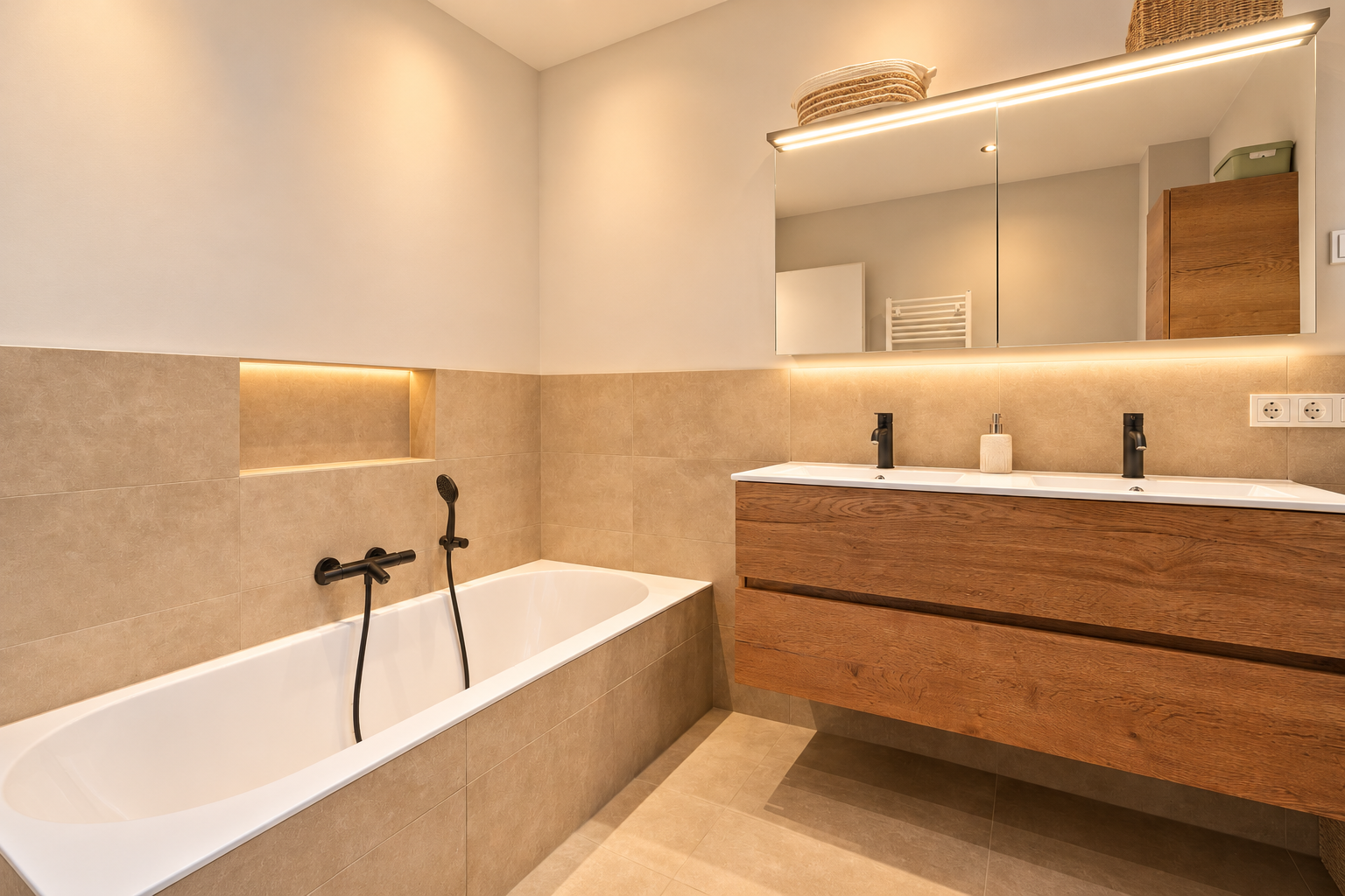 Salle de bains chaleureuse avec baignoire et double vasque.png