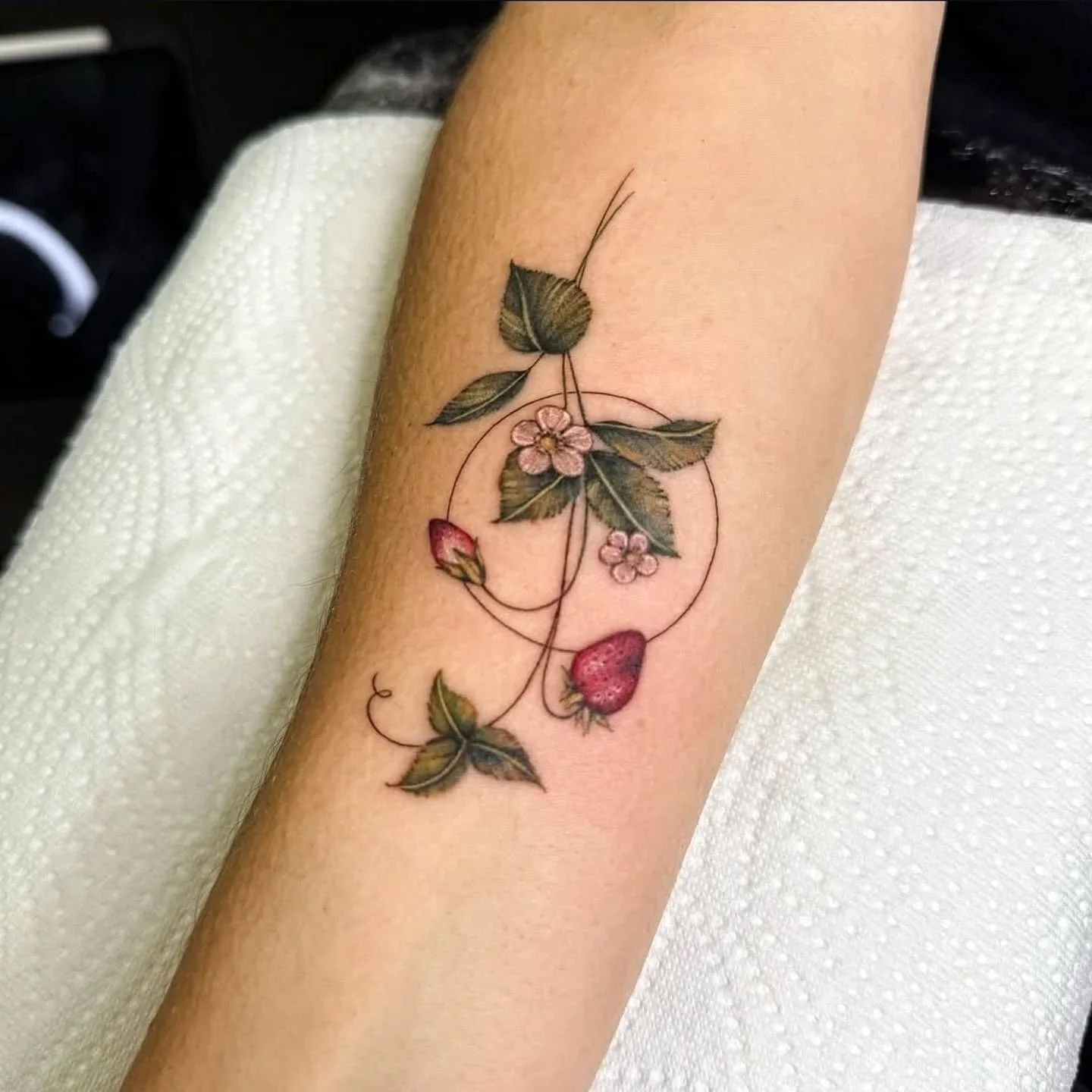 🍓
By Resident @olha.steblii 
Available for bookings
Email : bookings@origintattoolondon.com