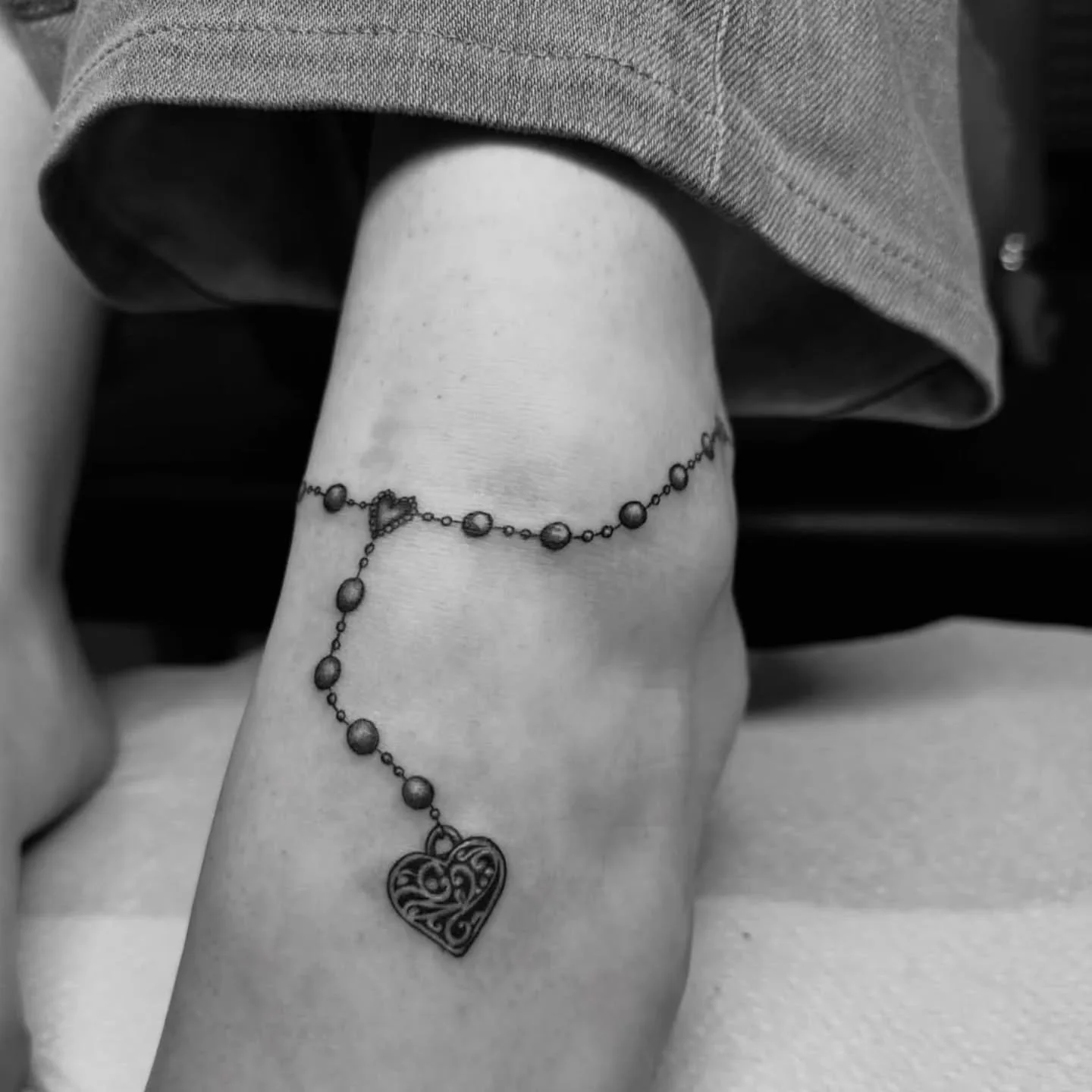 Charming anklet by Resident @killgilltatts 
For all bookings email : bookings@origintattoolondon.com