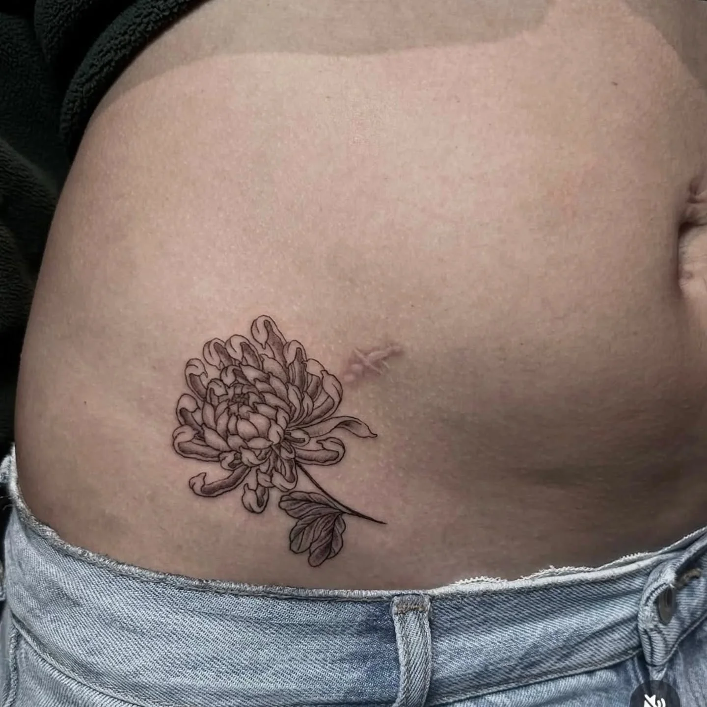 Mini Chrysanthemum by Resident  @barneycolestattoo 
All sized projects welcome
For bookings email : bookings@origintattoolondon.com