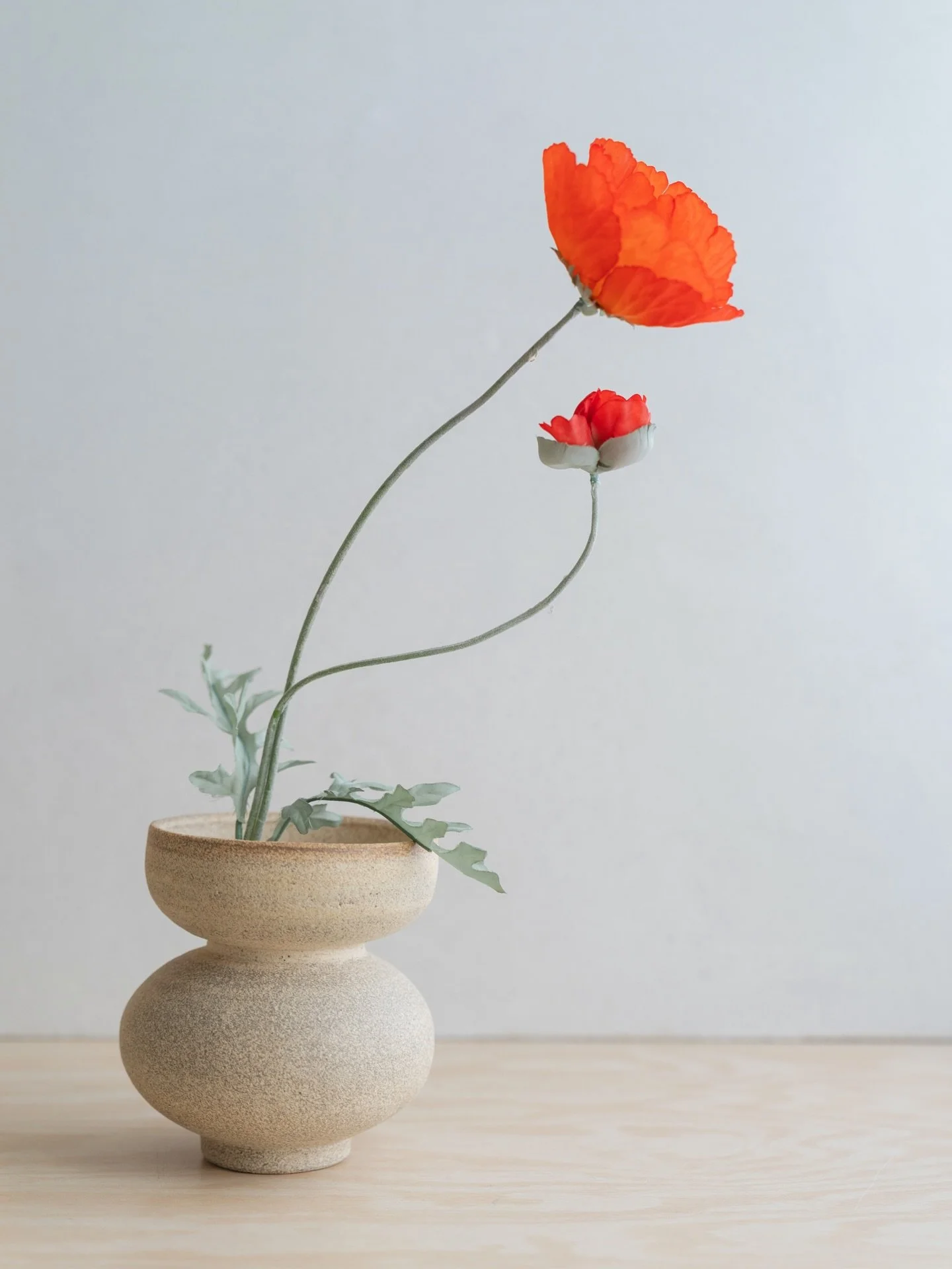 A #simplevase with a single stem. Sometimes that&rsquo;s all space needs 😊.
.
.
.
.
#curatedspaces #wabisabihome #oragnicmoderndesign #quiteluxury