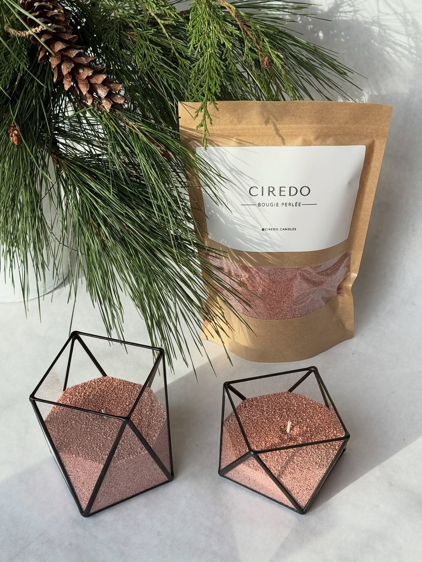 Perles de bougie, inclus dans le coffret :

&bull; De la cire en poudre d&rsquo;origine naturelle, non nocive pour la sant&eacute;, dans la couleur et la quantit&eacute; choisies.
&bull; 1 m de m&egrave;che pour 400 g de cire
&bull; Une carte ensemen